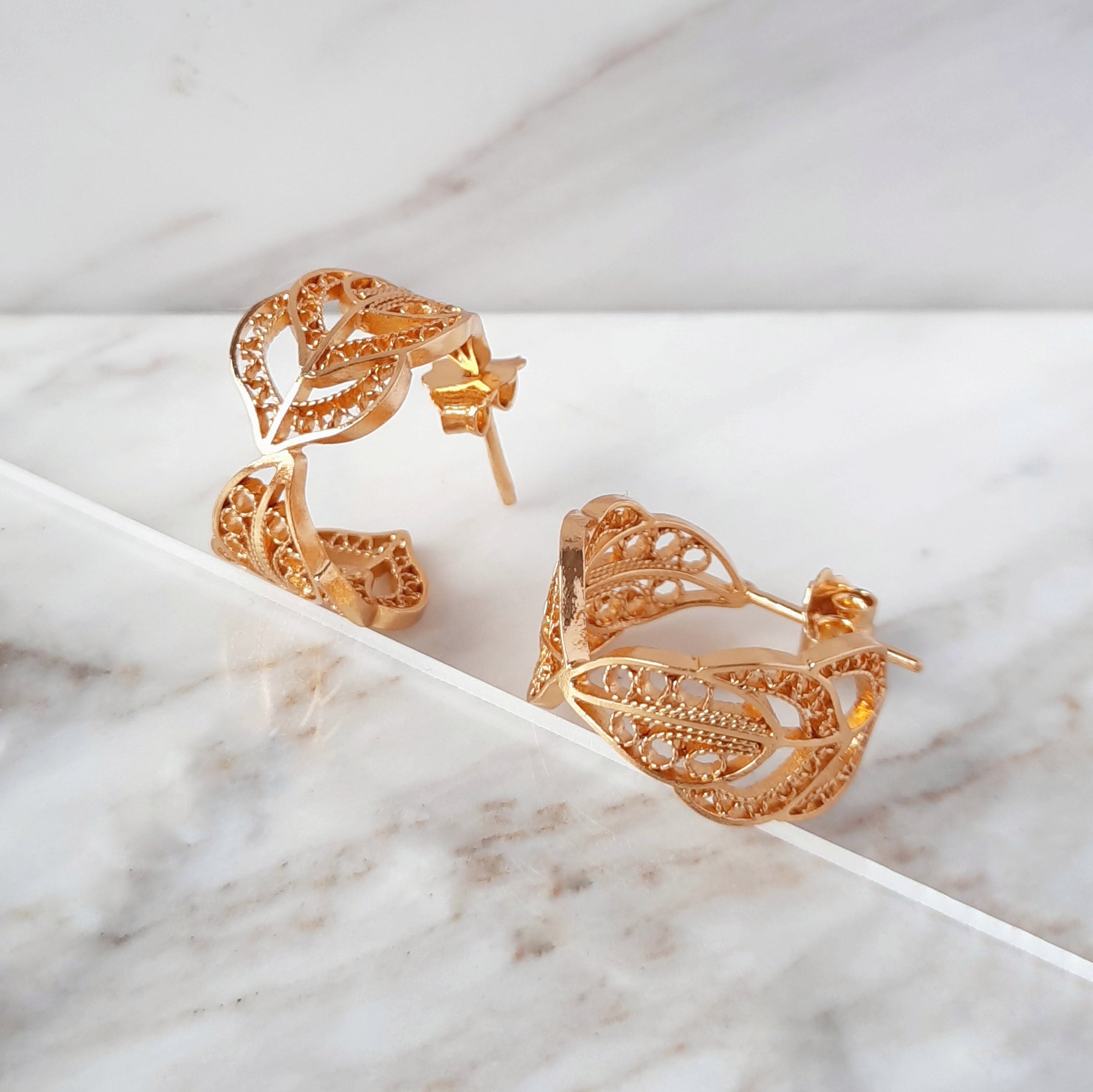 Aretes cangonga o aros en filigrana momposina elaborados en plata 9.80 con chapado en oro de 24 kilates u oro rosado y protección en laca cataforética. 