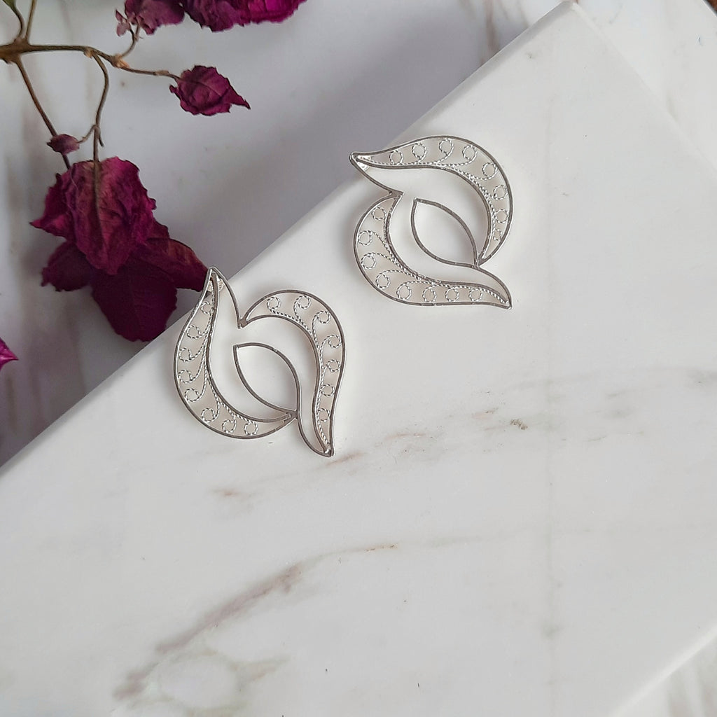 Aretes topos perfecto para una ocasión elegante, sencillos y sofisticado perfectos para combinar con gargantilla y hacer lucir tu rostro hermosos. Fine Filigree Jewelry #IAMDAILA