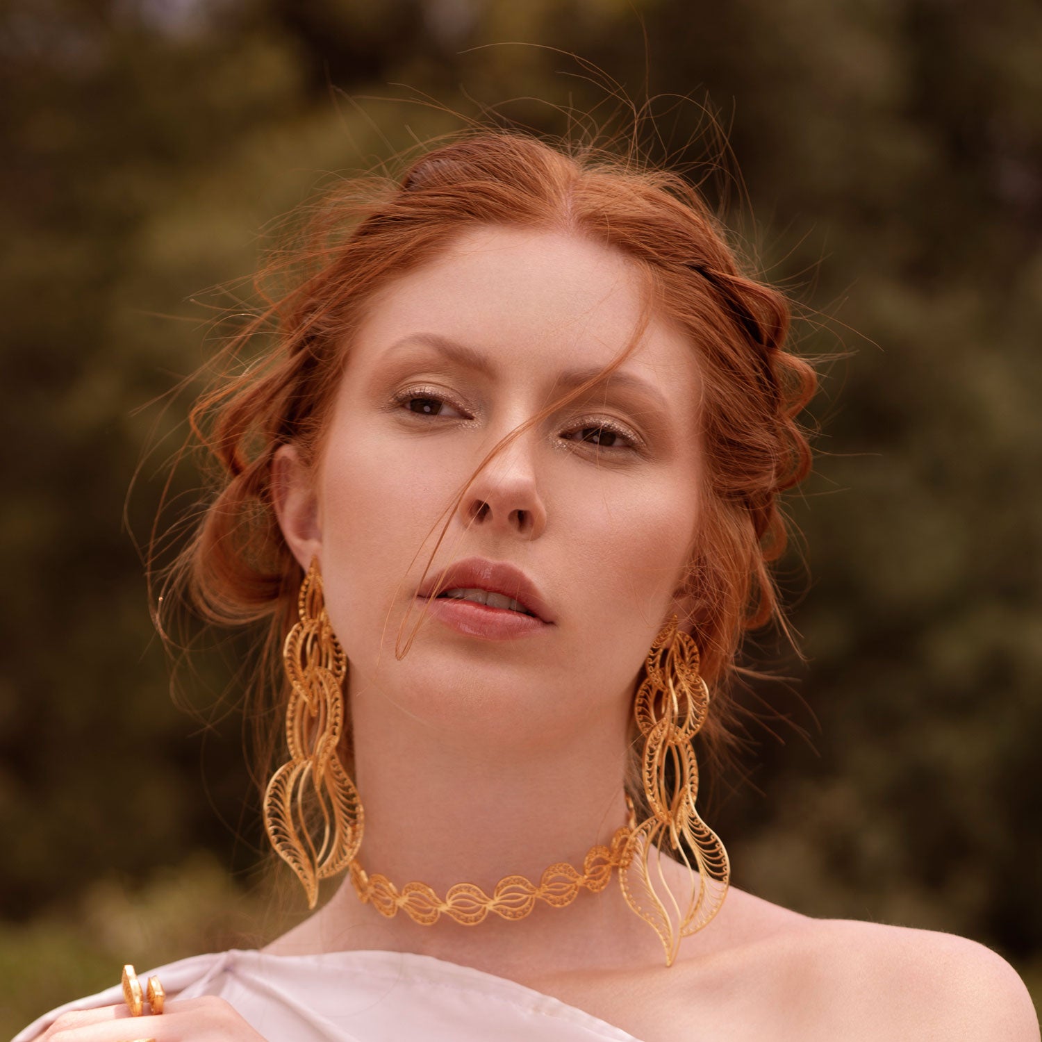 Aretes largos de filigrana momposina en plata chapados en oro de 24 kilatesAretes largos de Filigrana Momposina en Plata chapados en Oro de 24 kilates. Filigree Jewelry. #IAMDAILA.