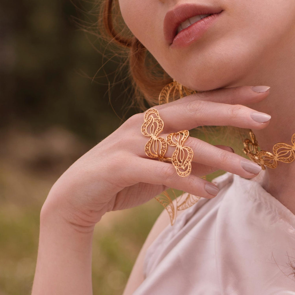 Anillo en filigrana momposina solapado elaborado en plata 9.80 con chapado en oro de 24 kilates y protección en laca cataforética. Parte de la colección Elysia, Inspirada en las coronas de laurel y feminidad y belleza de las trenzas griegas.