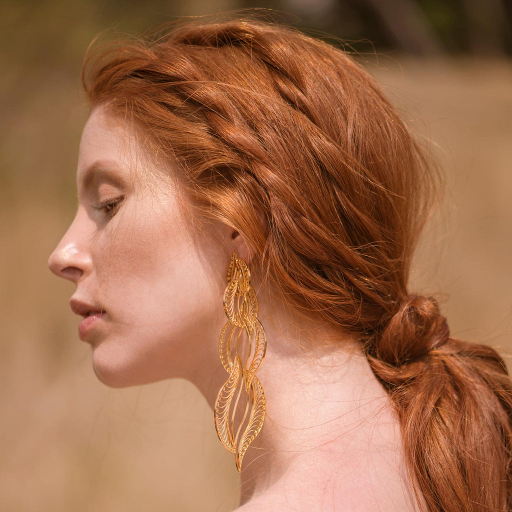 Aretes largos de filigrana momposina en plata chapados en oro de 24 kilatesAretes largos de Filigrana Momposina en Plata chapados en Oro de 24 kilates. Filigree Jewelry. #IAMDAILA.