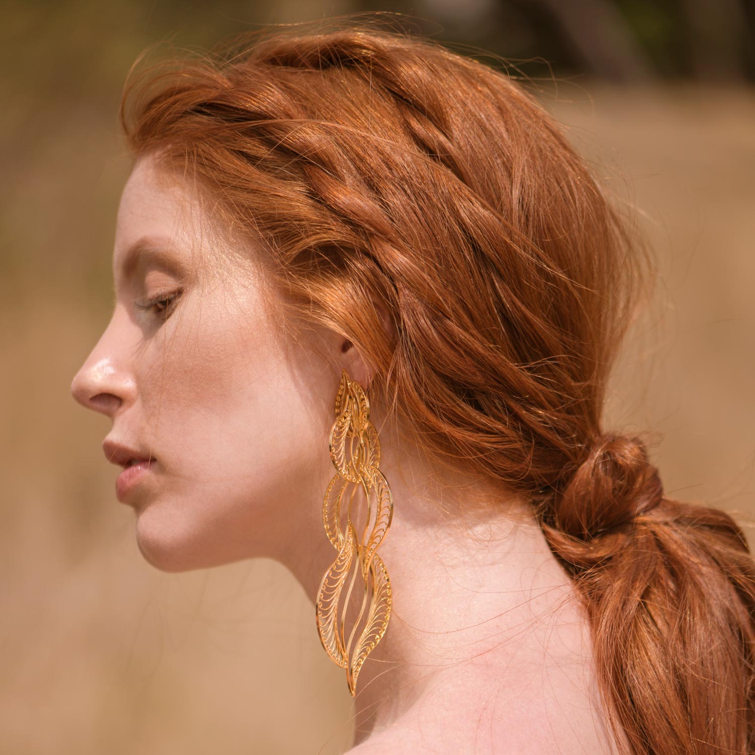 Aretes largos de filigrana momposina en plata chapados en oro de 24 kilatesAretes largos de Filigrana Momposina en Plata chapados en Oro de 24 kilates. Filigree Jewelry. #IAMDAILA.