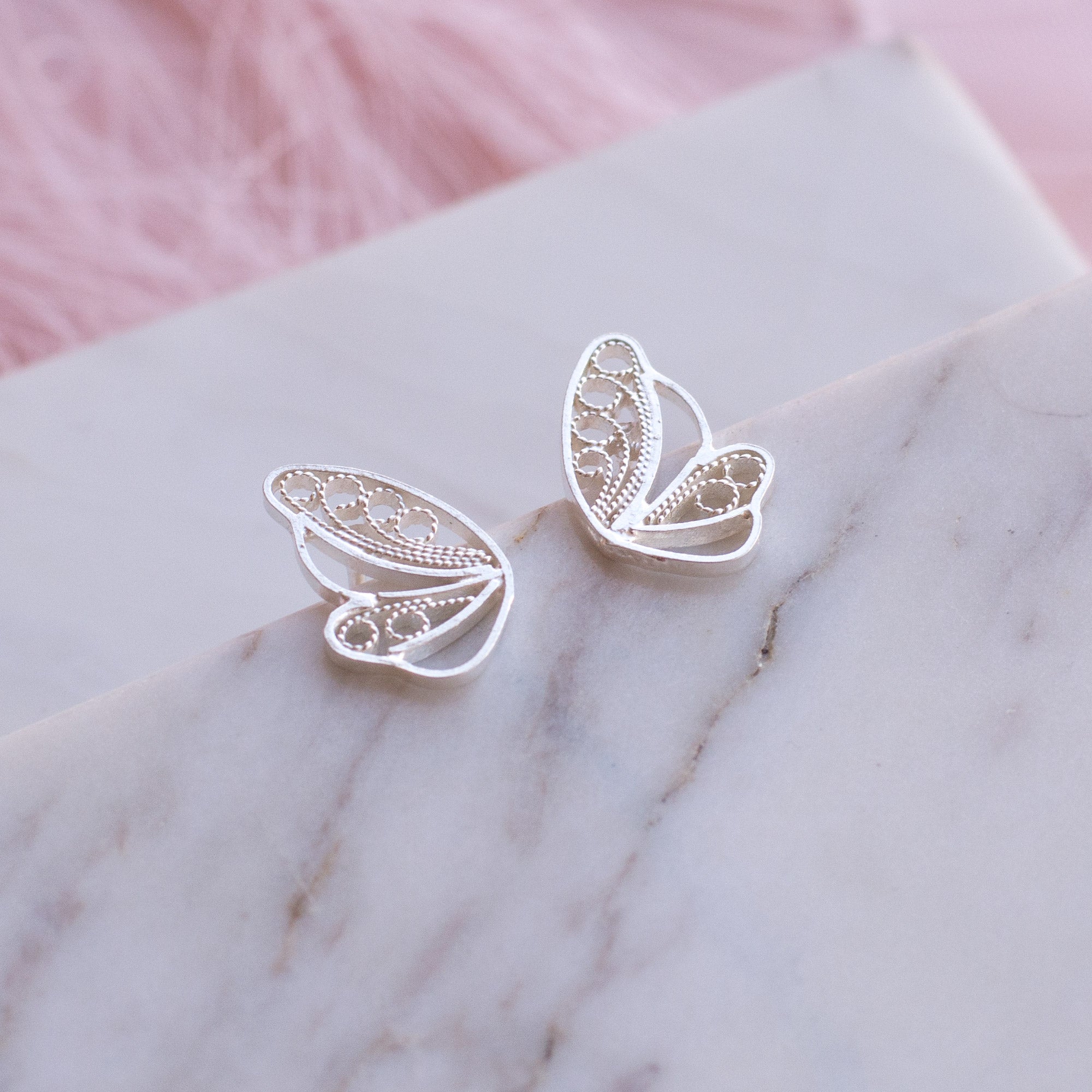 Aretes Topos Mini Media Mariposa en Filigrana