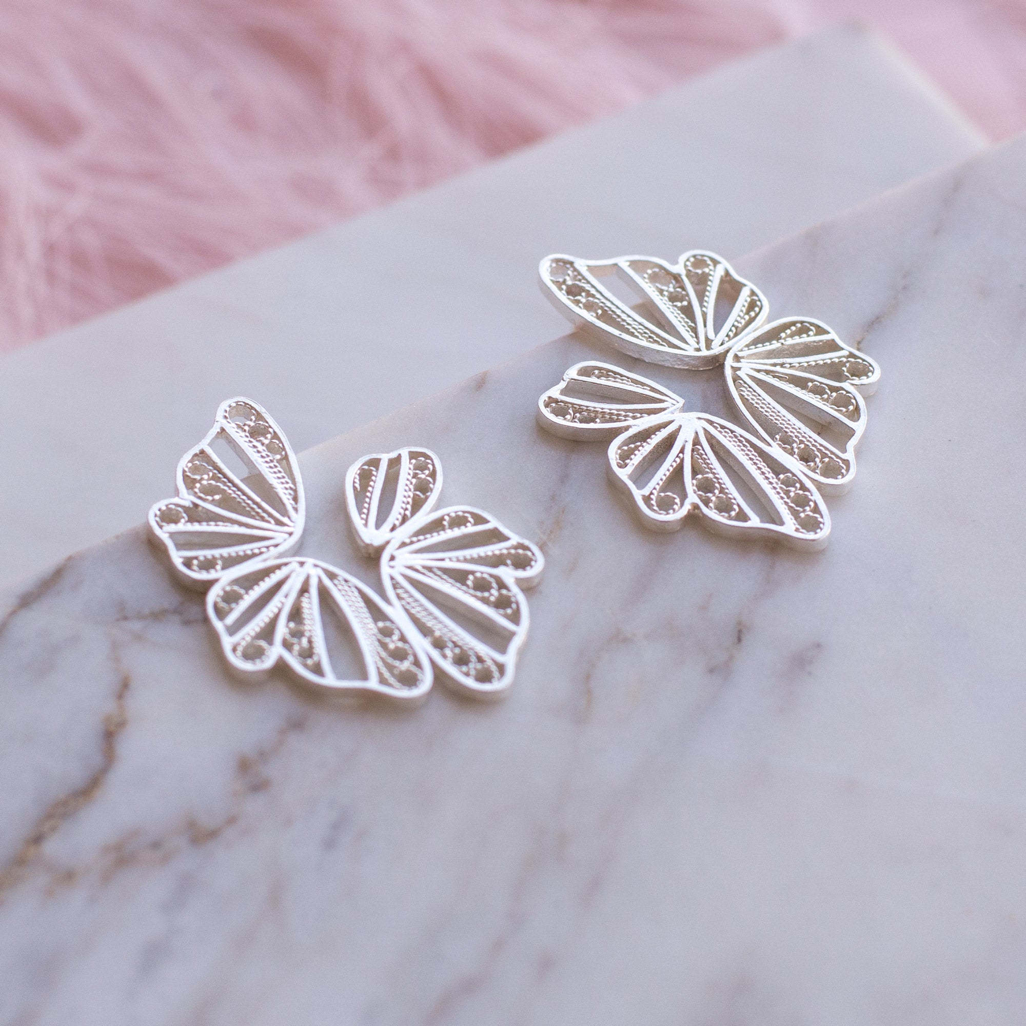 Aretes en forma de mariposa abstracto en filigrana moposina de plata