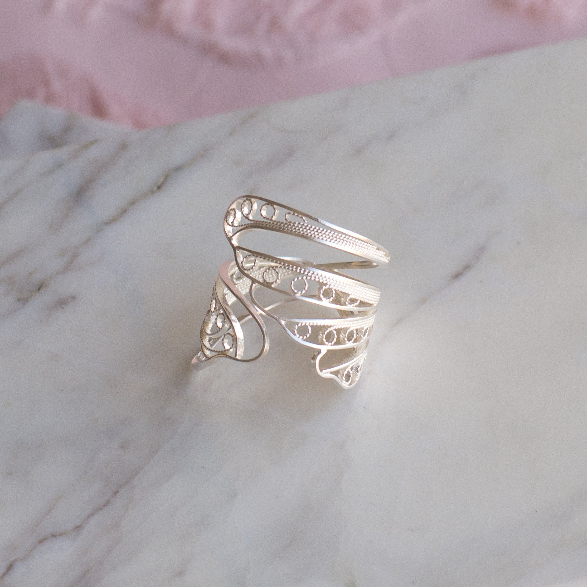 Anillo Abrazo de Mariposa en Filigrana
