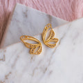 Aretes topo media mariposa de filigrana de Mompox dorada con diseño de ala etérea.