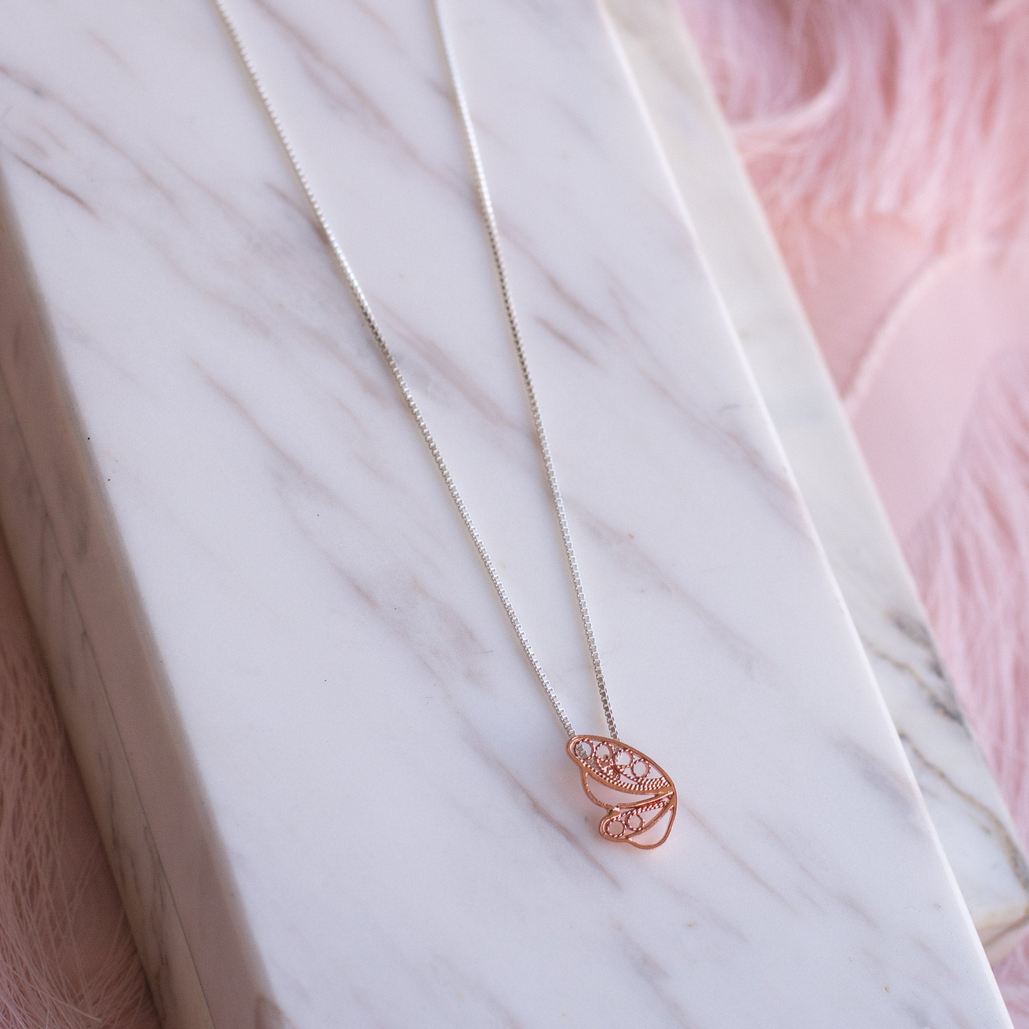 Gargantilla Mini Media Mariposa en Filigrana