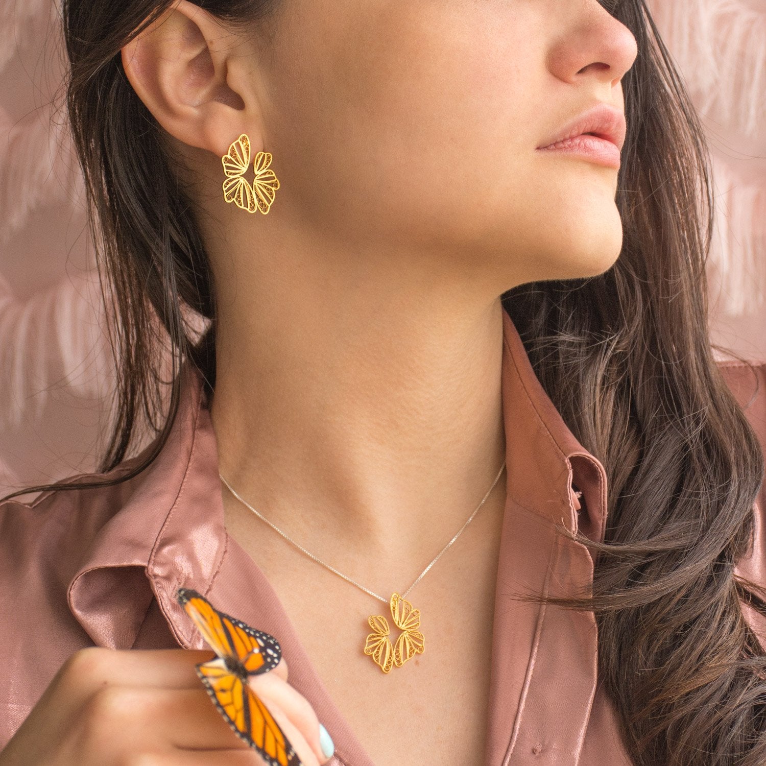 Aretes en forma de mariposa abstracto en filigrana moposina de plata enchapado en oro de 24k