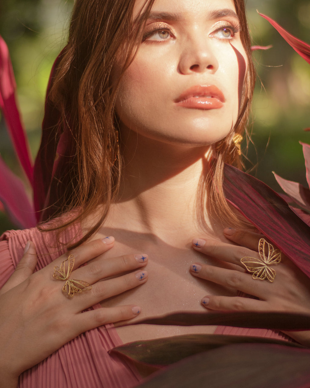 Modelo luciendo el anillo asimétrico mariposa de DAILA ajustable y ligero.