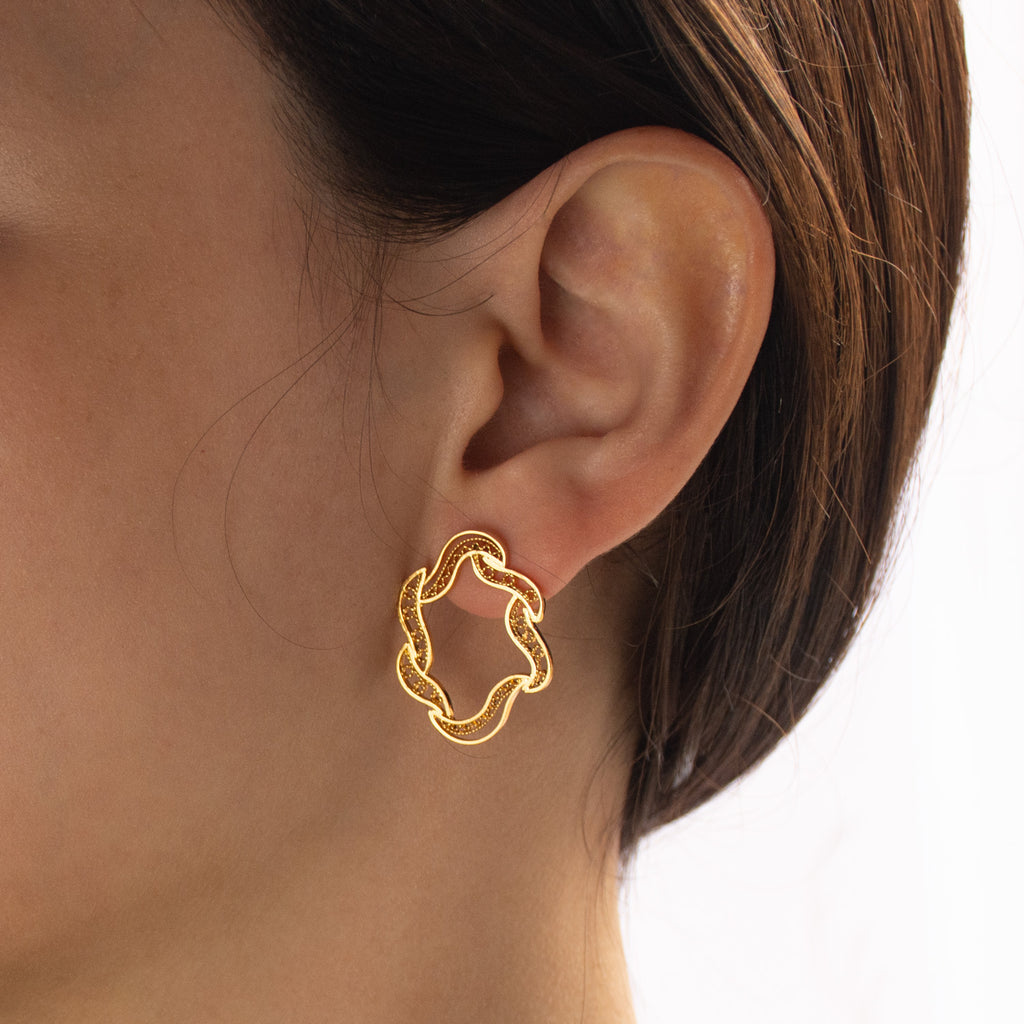 Detalle del tejido artesanal en topos pequeños de plata 950 con baño de oro.