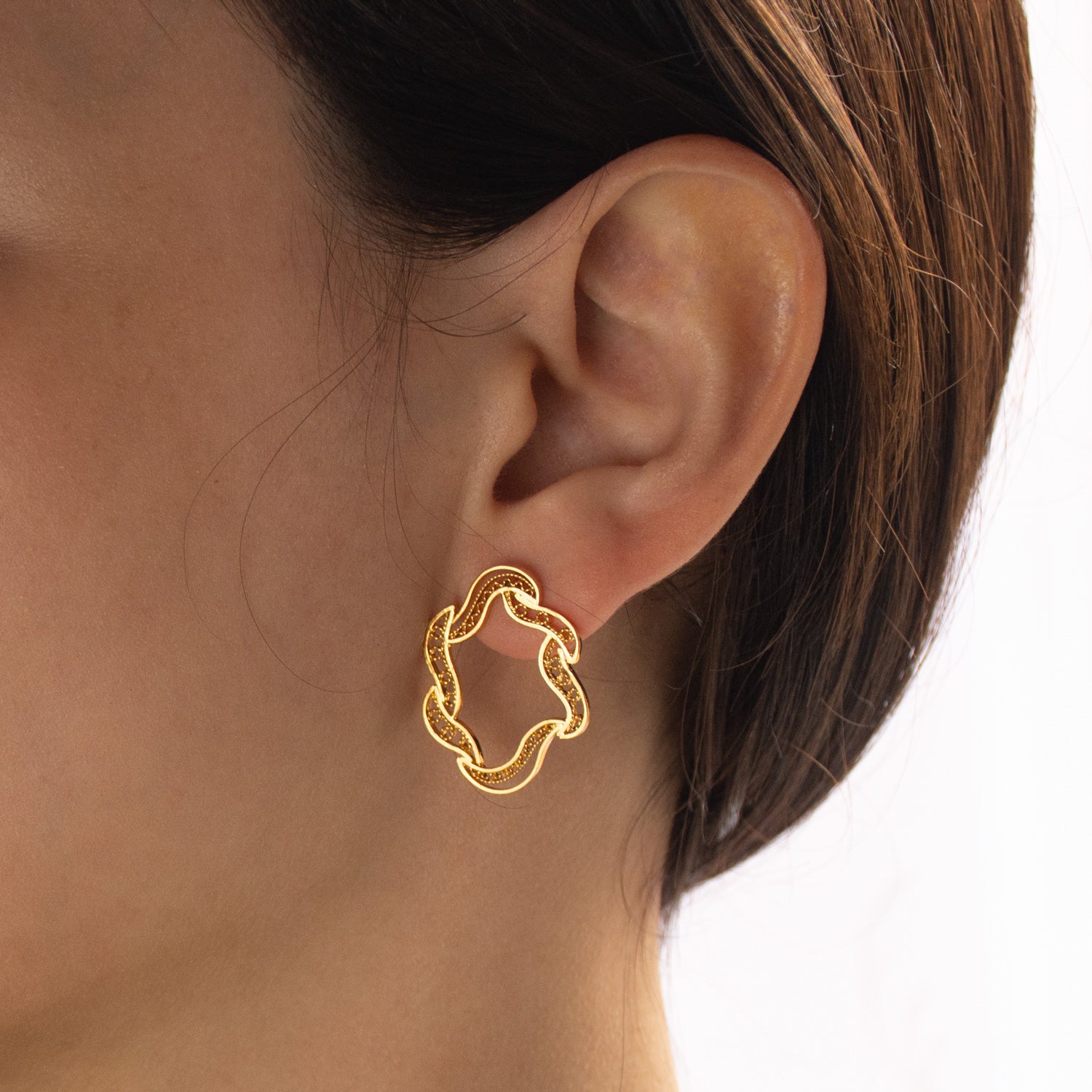 Aretes en filigrana Elie en filigrana momposina elaborados en plata 9.80 con chapado en oro de 24 kilates y protección en laca cataforética. Parte de la colección FW'19 ELYSIA. Filigree Jewelry #IAMDAILA