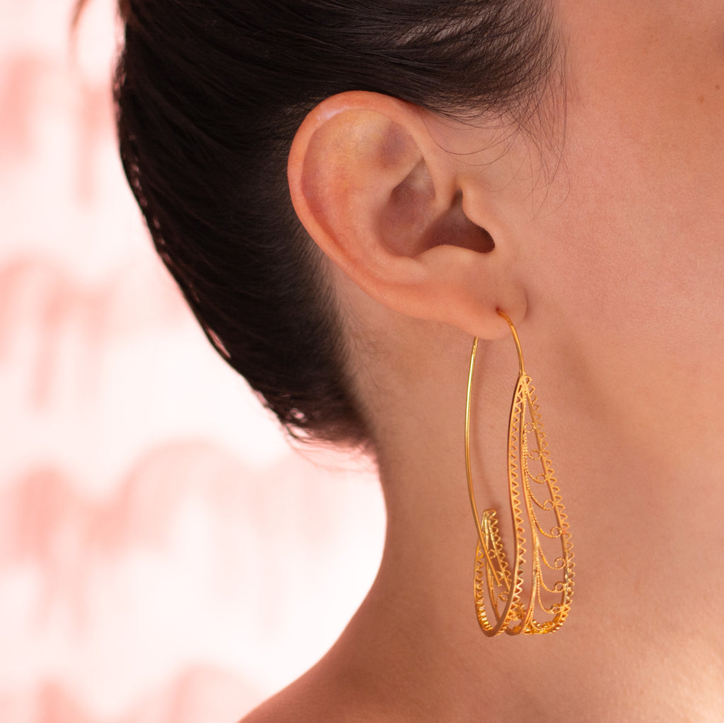 Pendientes en filigrana momposina tipo gancho o aro elaborados en plata 9.80 chapados en oro de 24 kilates u oro rosa y protección en laca cataforética. Parte de la colección FW'19 ELYSIA. Filigree Jewelry, #IAMDAILA.