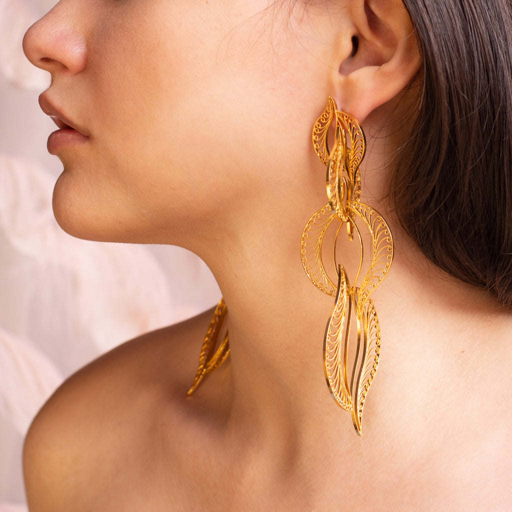 Aretes largos de filigrana momposina en plata chapados en oro de 24 kilatesAretes largos de Filigrana Momposina en Plata chapados en Oro de 24 kilates. Filigree Jewelry. #IAMDAILA.
