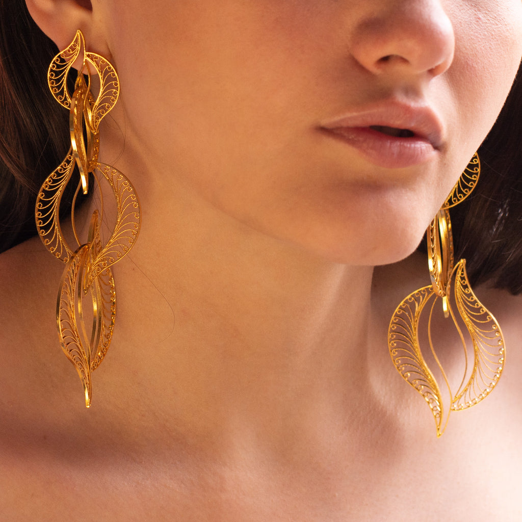 Aretes largos de filigrana momposina en plata chapados en oro de 24 kilatesAretes largos de Filigrana Momposina en Plata chapados en Oro de 24 kilates. Filigree Jewelry. #IAMDAILA.
