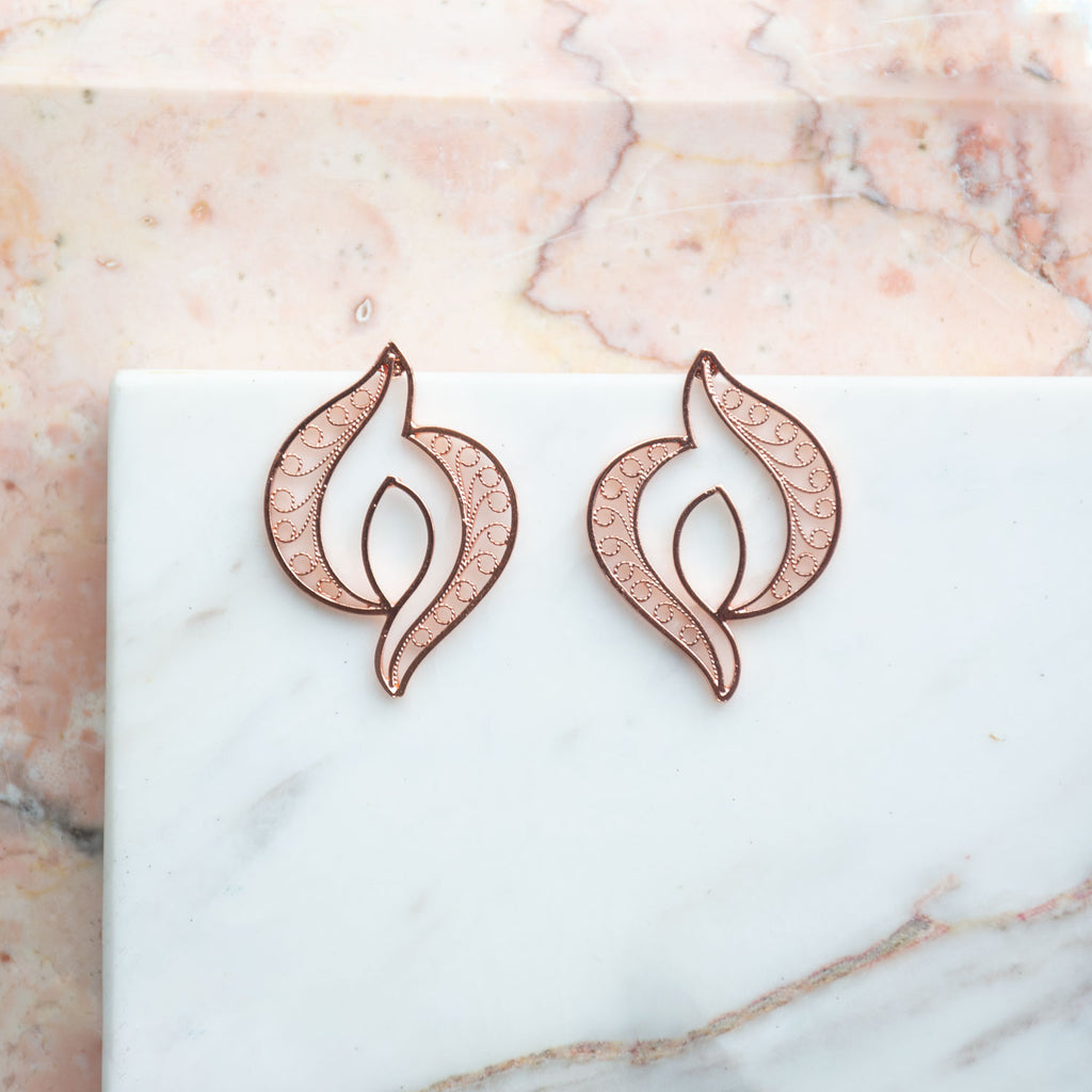 Aretes topos perfecto para una ocasión elegante, sencillos y sofisticado perfectos para combinar con gargantilla y hacer lucir tu rostro hermosos. Fine Filigree Jewelry #IAMDAILA