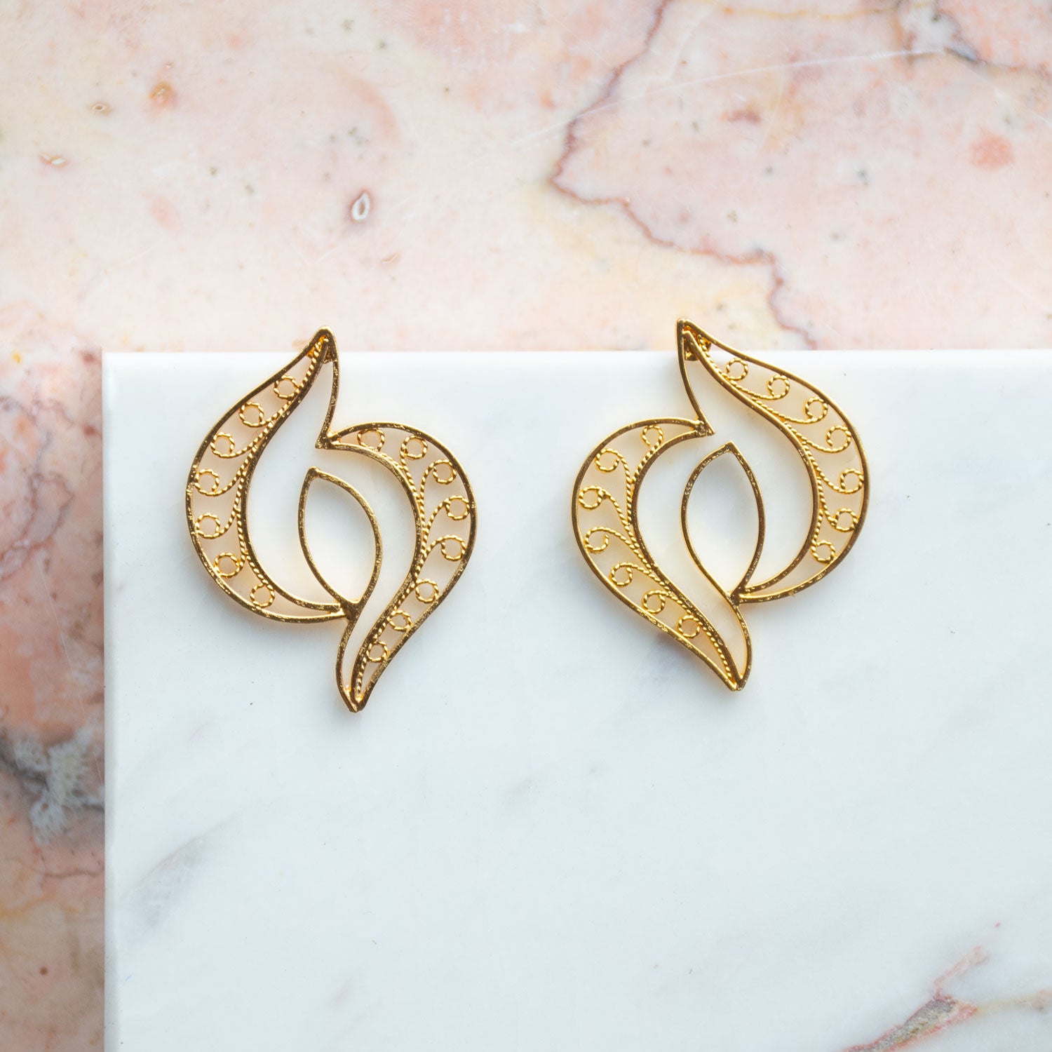 Aretes topos perfecto para una ocasión elegante, sencillos y sofisticado perfectos para combinar con gargantilla y hacer lucir tu rostro hermosos. Fine Filigree Jewelry #IAMDAILA