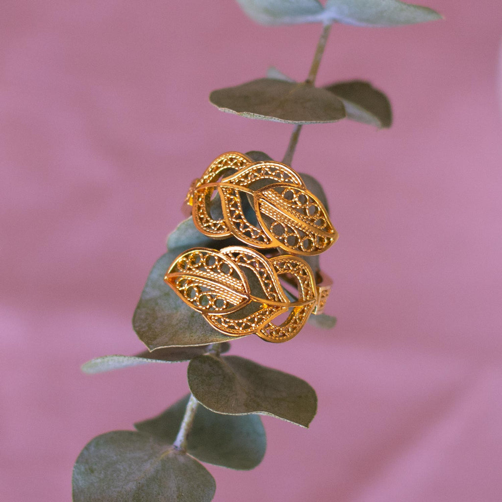 Anillo en filigrana momposina sencillo abierto elaborado en plata 9.80 con chapado en oro de 24 kilates y protección en laca cataforética.  Perfecto para regalar y sorprender a tu persona especial.