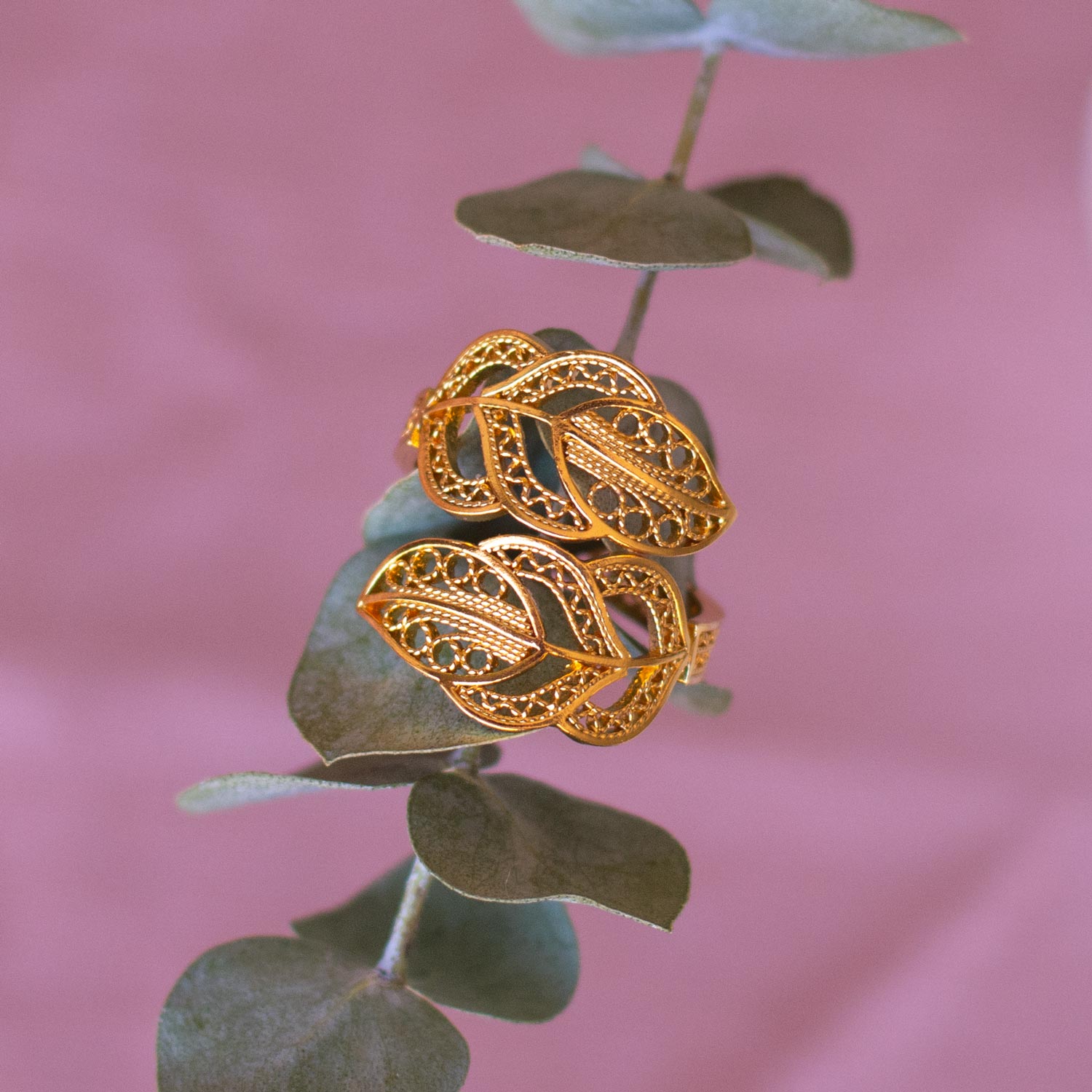 Anillo en filigrana momposina sencillo abierto elaborado en plata 9.80 con chapado en oro de 24 kilates y protección en laca cataforética.  Perfecto para regalar y sorprender a tu persona especial.