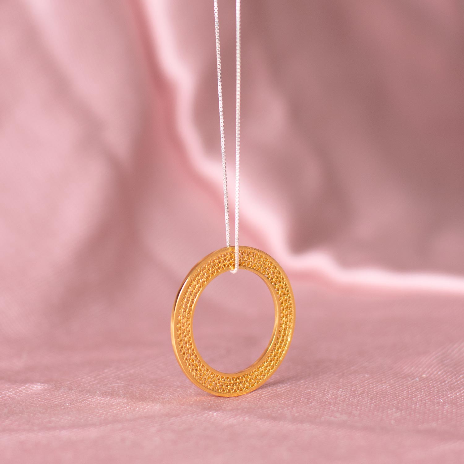 Gargantilla collar en filigrana momposina con aro de filigrana elaborada en plata 9.80 con chapado en oro de 24 kilates y oro rosa con protección en laca cataforética. 