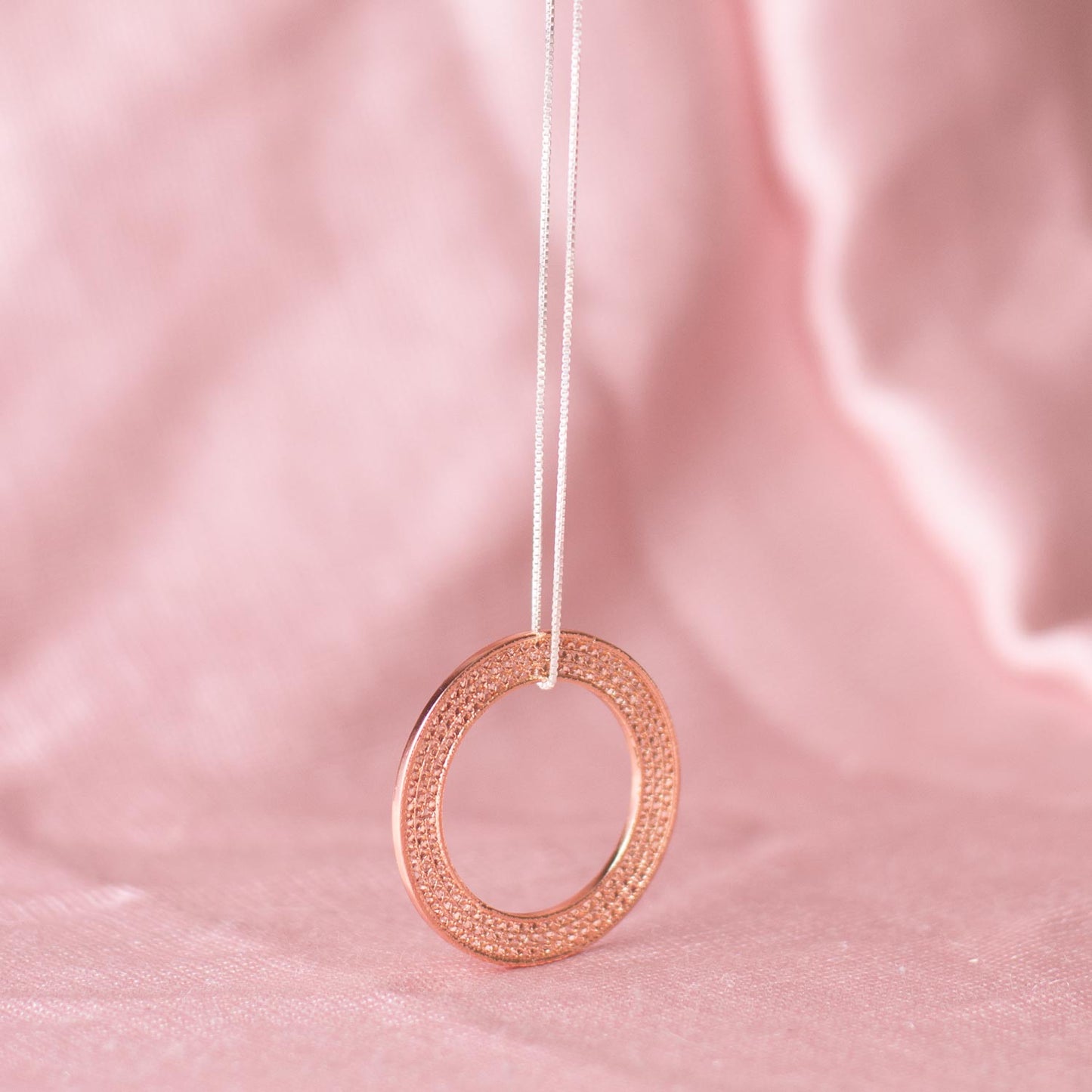 Gargantilla collar en filigrana momposina con aro de filigrana elaborada en plata 9.80 con chapado en oro de 24 kilates y oro rosa con protección en laca cataforética. 