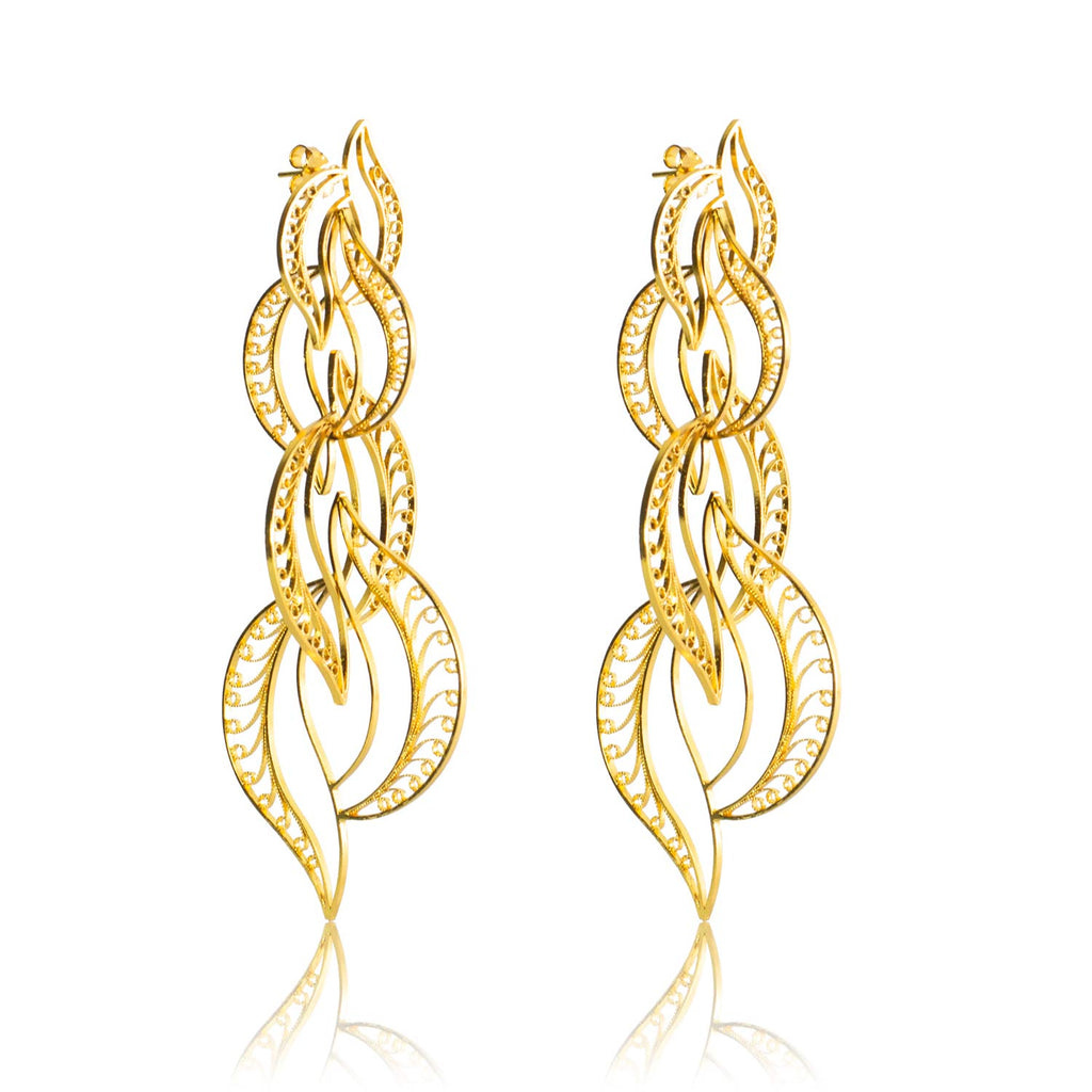 Aretes largos de filigrana momposina en plata chapados en oro de 24 kilatesAretes largos de Filigrana Momposina en Plata chapados en Oro de 24 kilates. Filigree Jewelry. #IAMDAILA.