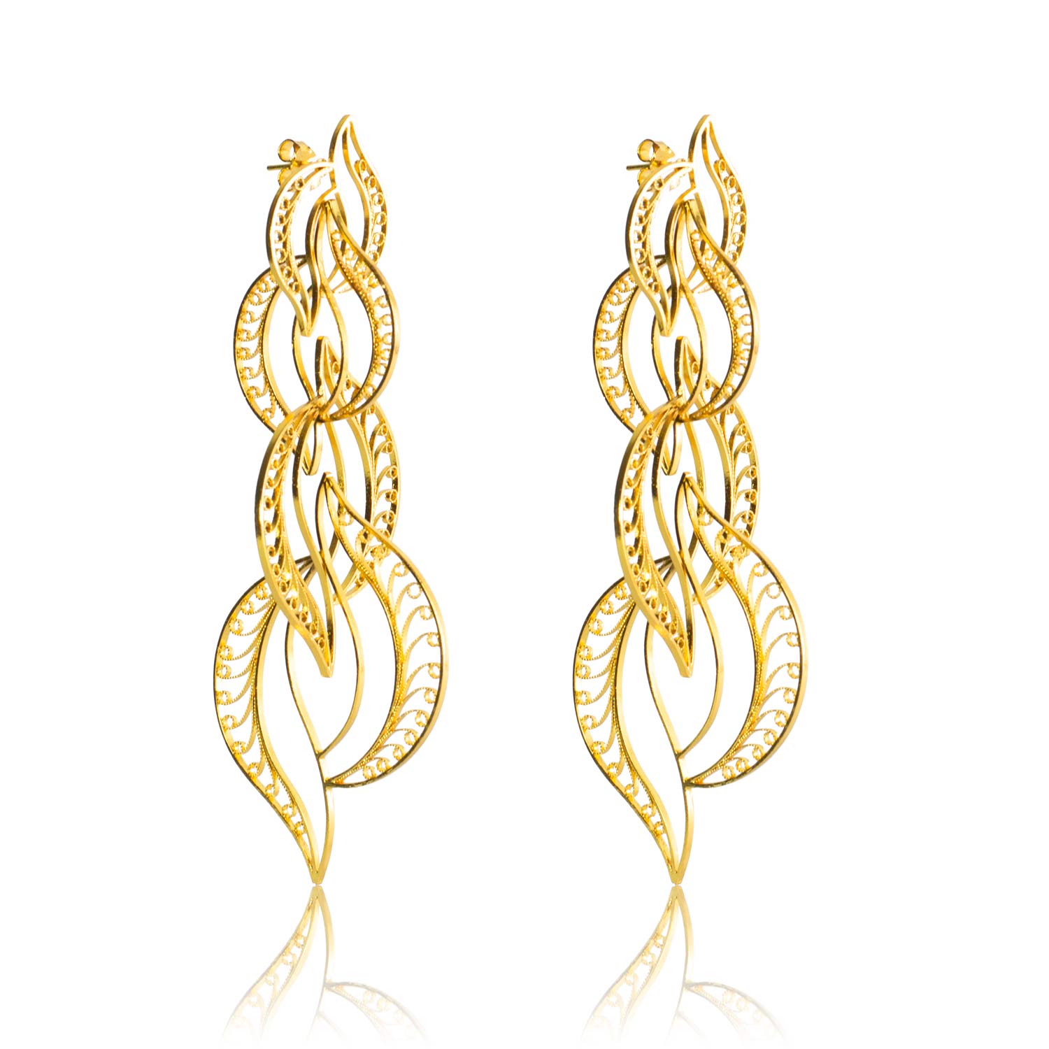 Aretes largos de filigrana momposina en plata chapados en oro de 24 kilatesAretes largos de Filigrana Momposina en Plata chapados en Oro de 24 kilates. Filigree Jewelry. #IAMDAILA.