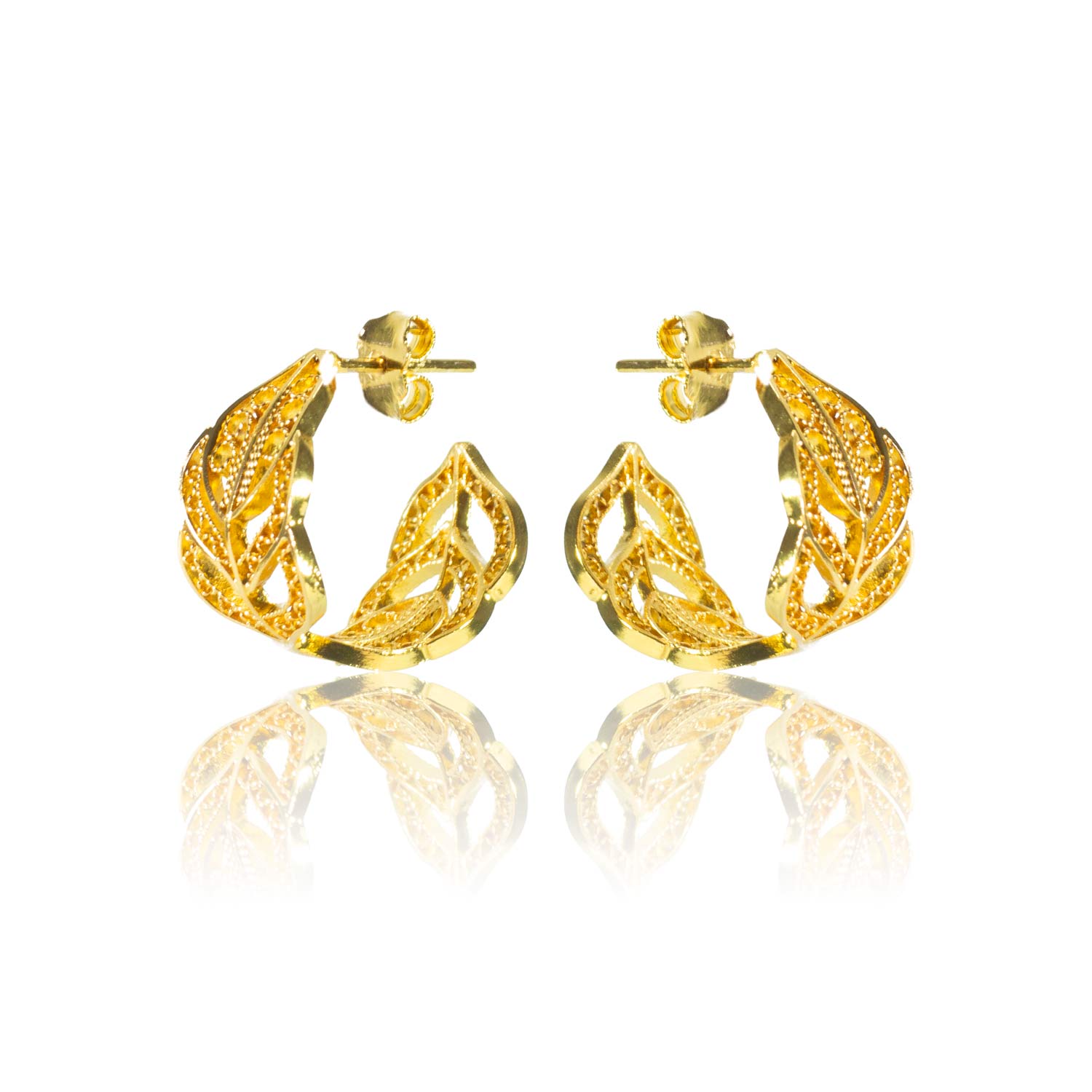 Aretes cangonga o aros en filigrana momposina elaborados en plata 9.80 con chapado en oro de 24 kilates u oro rosado y protección en laca cataforética. 