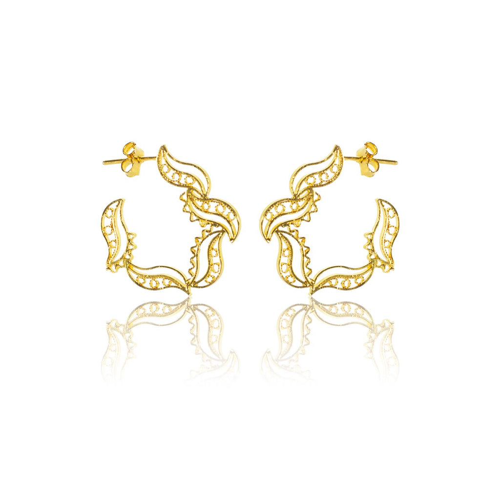 Aretes en filigrana momposina tipo gancho o candonga elaborados en plata 9.80 chapados en oro de 24 kilates u oro rosa y protección en laca cataforética.