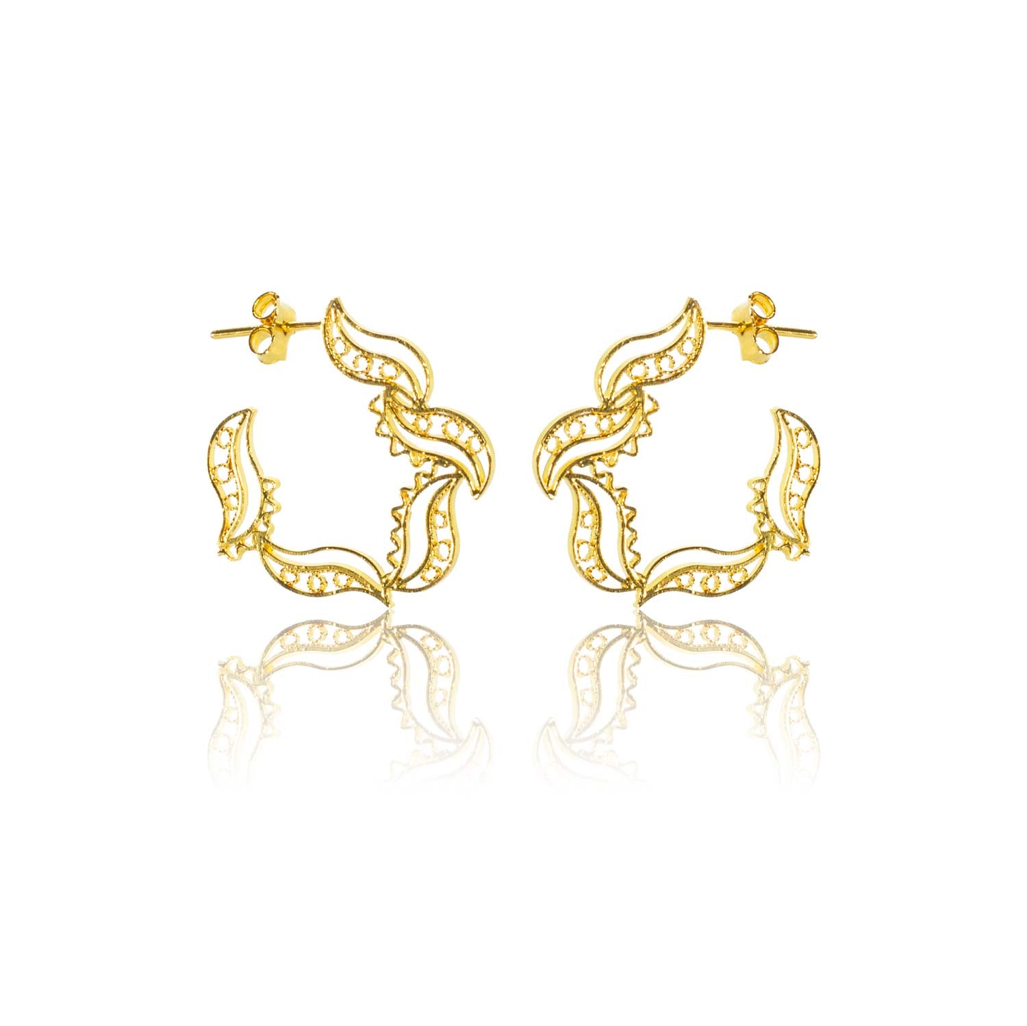 Aretes en filigrana momposina tipo gancho o candonga elaborados en plata 9.80 chapados en oro de 24 kilates u oro rosa y protección en laca cataforética.
