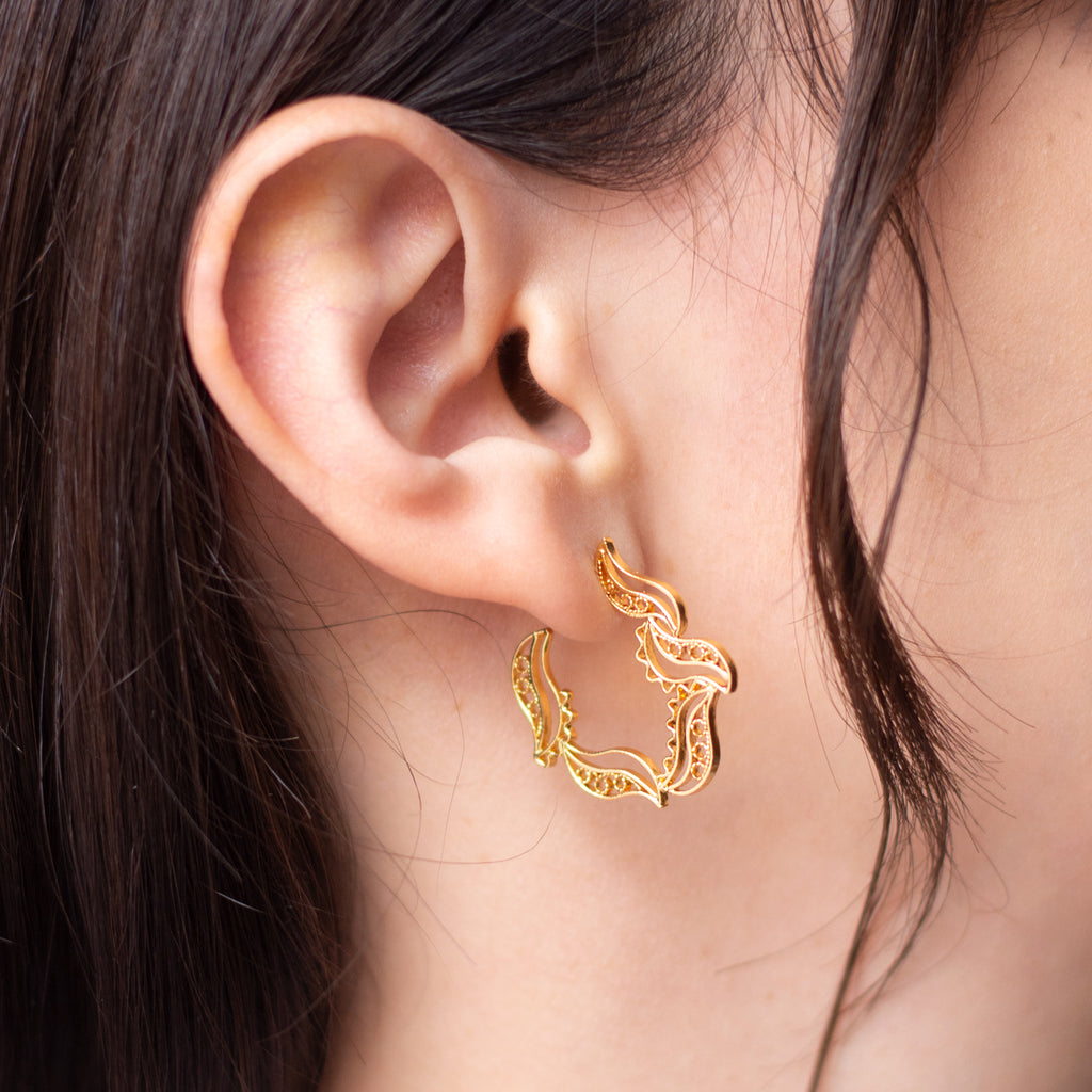 Aretes en filigrana momposina tipo gancho o candonga elaborados en plata 9.80 chapados en oro de 24 kilates u oro rosa y protección en laca cataforética.