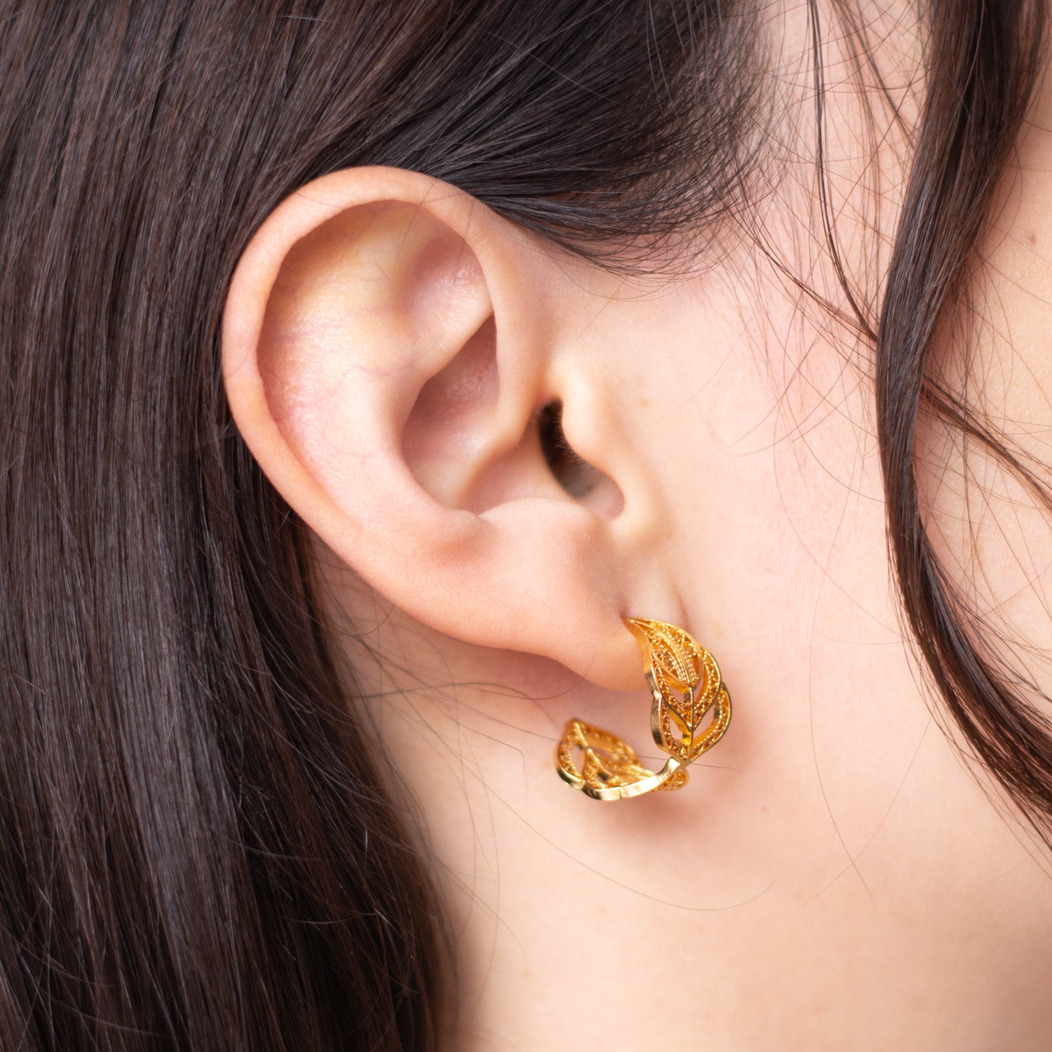 Aretes cangonga o aros en filigrana momposina elaborados en plata 9.80 con chapado en oro de 24 kilates u oro rosado y protección en laca cataforética. 