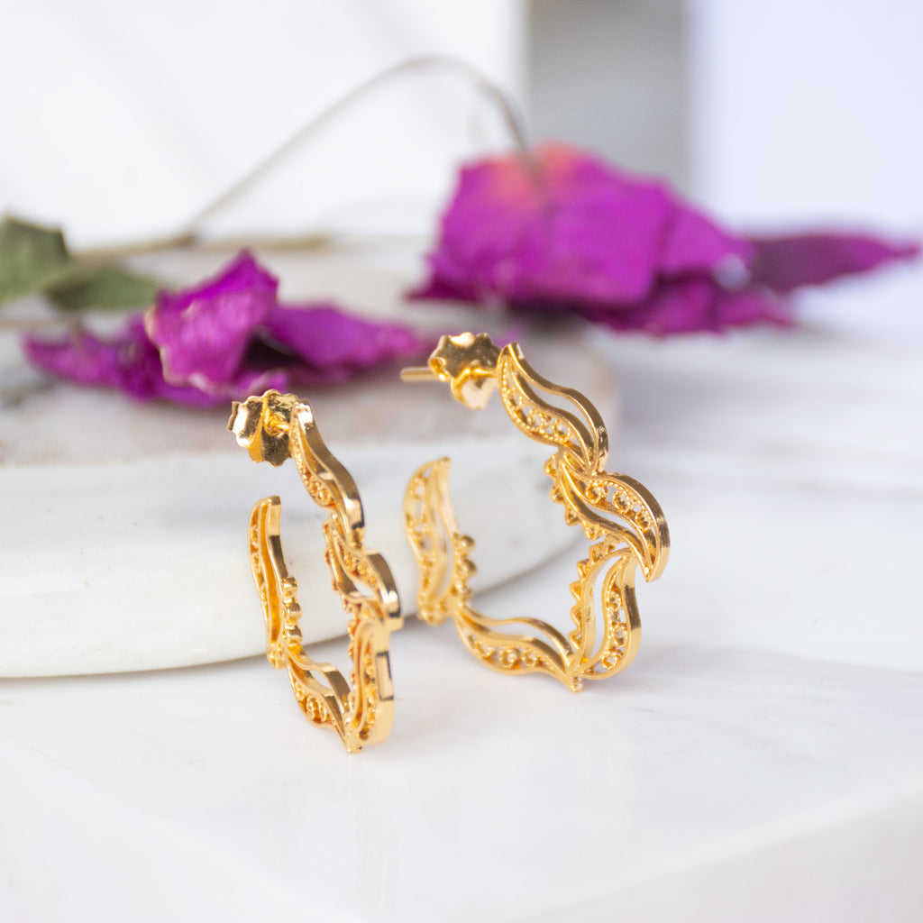 Aretes en filigrana momposina tipo gancho o candonga elaborados en plata 9.80 chapados en oro de 24 kilates u oro rosa y protección en laca cataforética.