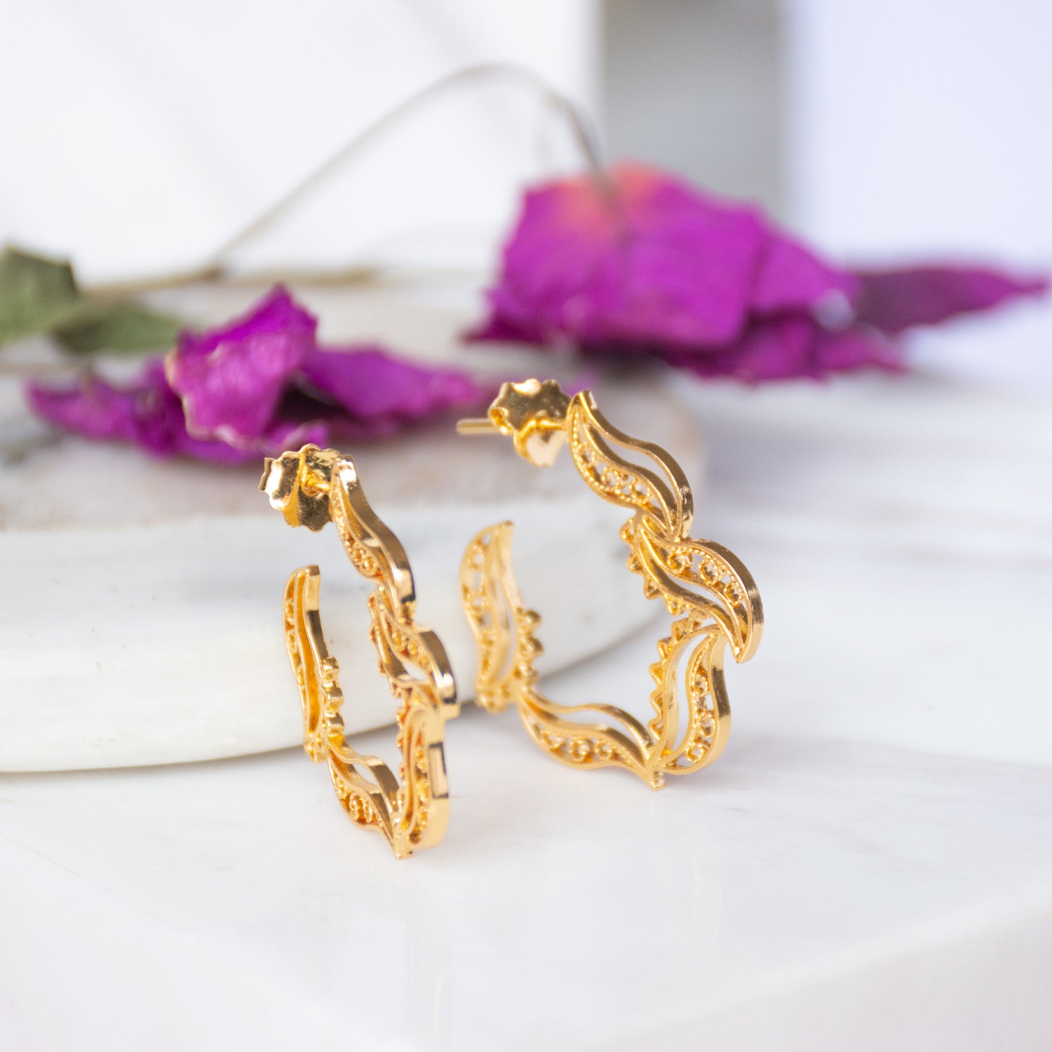 Aretes en filigrana momposina tipo gancho o candonga elaborados en plata 9.80 chapados en oro de 24 kilates u oro rosa y protección en laca cataforética.