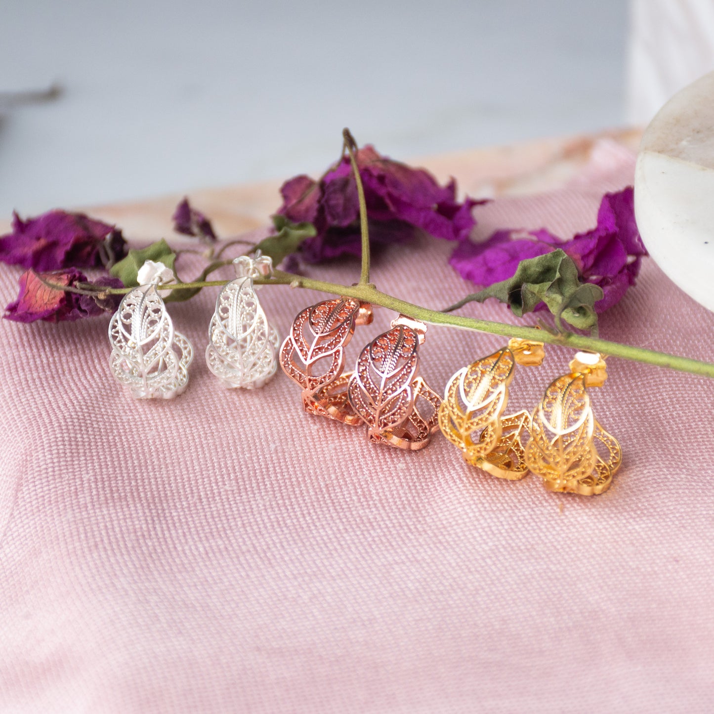 Aretes cangonga o aros en filigrana momposina elaborados en plata 9.80 con chapado en oro de 24 kilates u oro rosado y protección en laca cataforética.