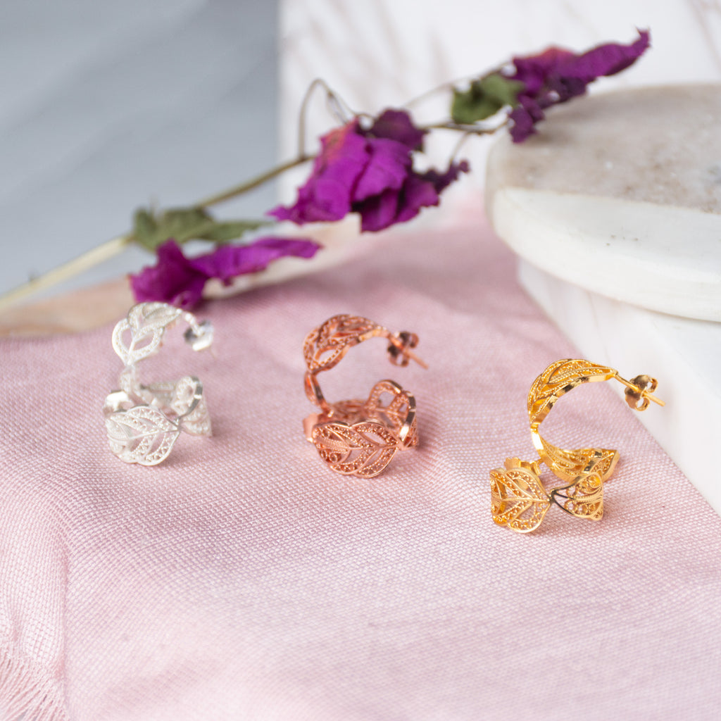 Aretes cangonga o aros en filigrana momposina elaborados en plata 9.80 con chapado en oro de 24 kilates u oro rosado y protección en laca cataforética.