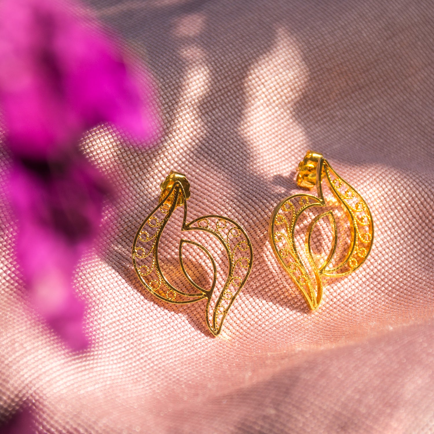 Aretes topos perfecto para una ocasión elegante, sencillos y sofisticado perfectos para combinar con gargantilla y hacer lucir tu rostro hermosos. Fine Filigree Jewelry #IAMDAILA