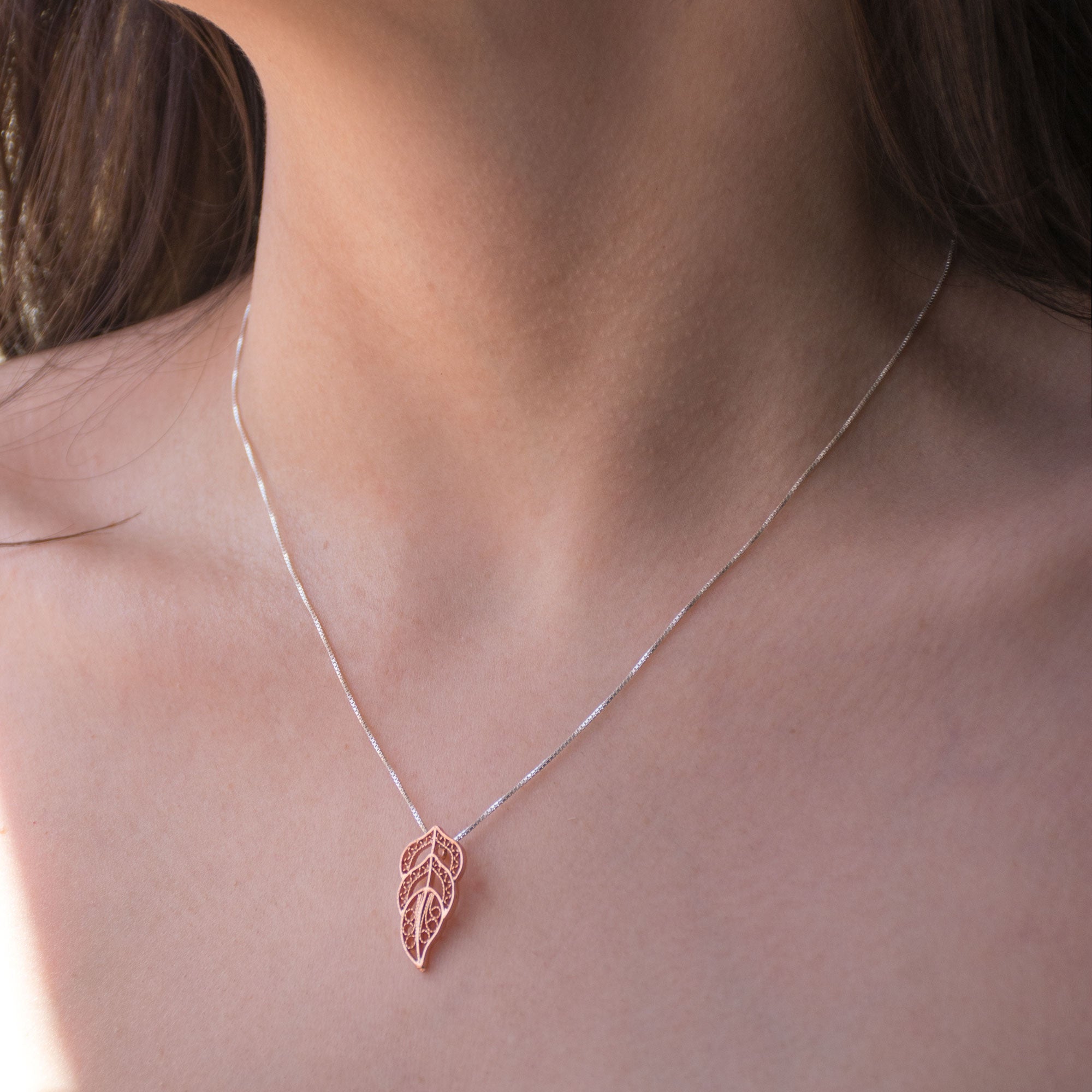 Gargantilla collar en filigrana en forma de hojita elaborada en plata 9.80. Parte de nuestra colección de Elysia. #IamDaila. Hechos totalmente a mano artesanalmente. Joya en filigrana momposina. Hecho en Mompox, Hecho a mano. Largo cadena: 45 cm mas 5 cm de extensor