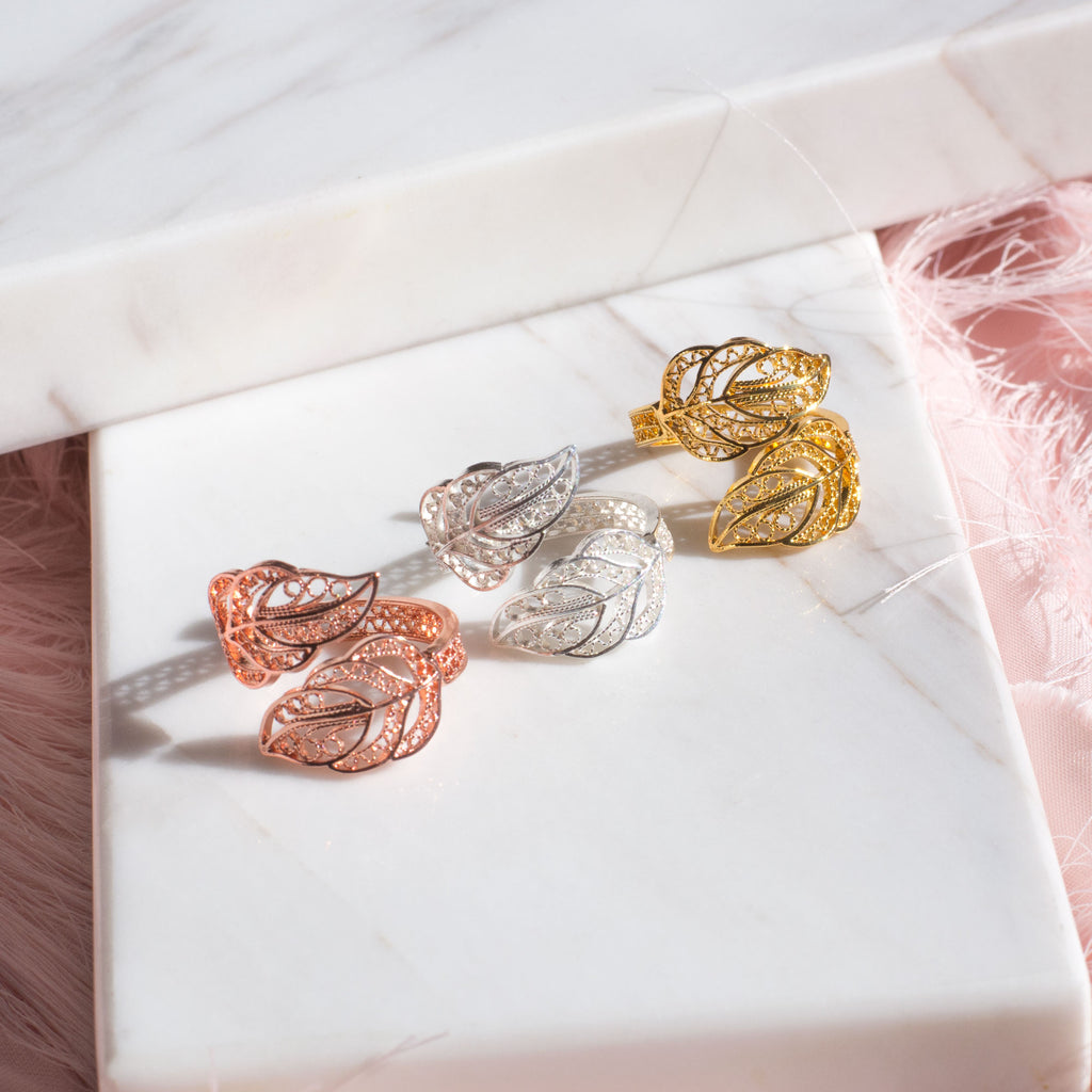 Anillo en filigrana momposina sencillo abierto elaborado en plata 9.80 con chapado en oro de 24 kilates y protección en laca cataforética.  Perfecto para regalar y sorprender a tu persona especial.