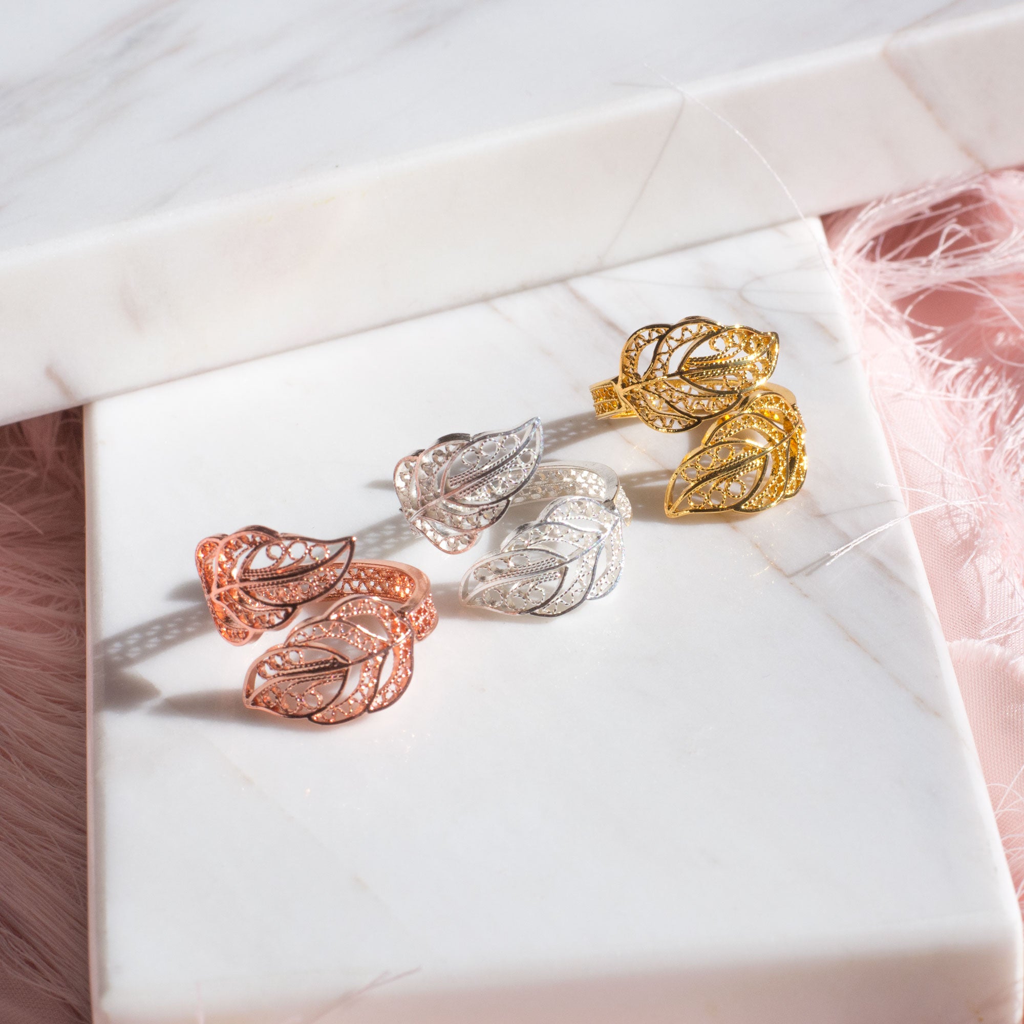 Anillo en filigrana momposina sencillo abierto elaborado en plata 9.80 con chapado en oro de 24 kilates y protección en laca cataforética.  Perfecto para regalar y sorprender a tu persona especial.