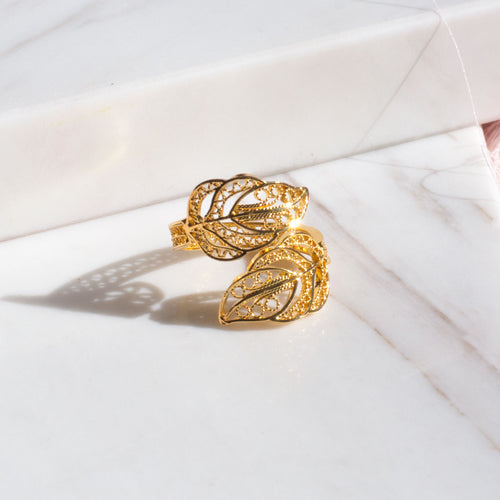 Anillo en filigrana momposina sencillo abierto elaborado en plata 9.80 con chapado en oro de 24 kilates y protección en laca cataforética.  Perfecto para regalar y sorprender a tu persona especial.