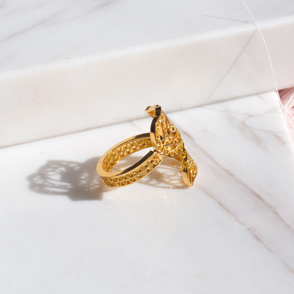 Anillo en filigrana momposina sencillo abierto elaborado en plata 9.80 con chapado en oro de 24 kilates y protección en laca cataforética.  Perfecto para regalar y sorprender a tu persona especial.