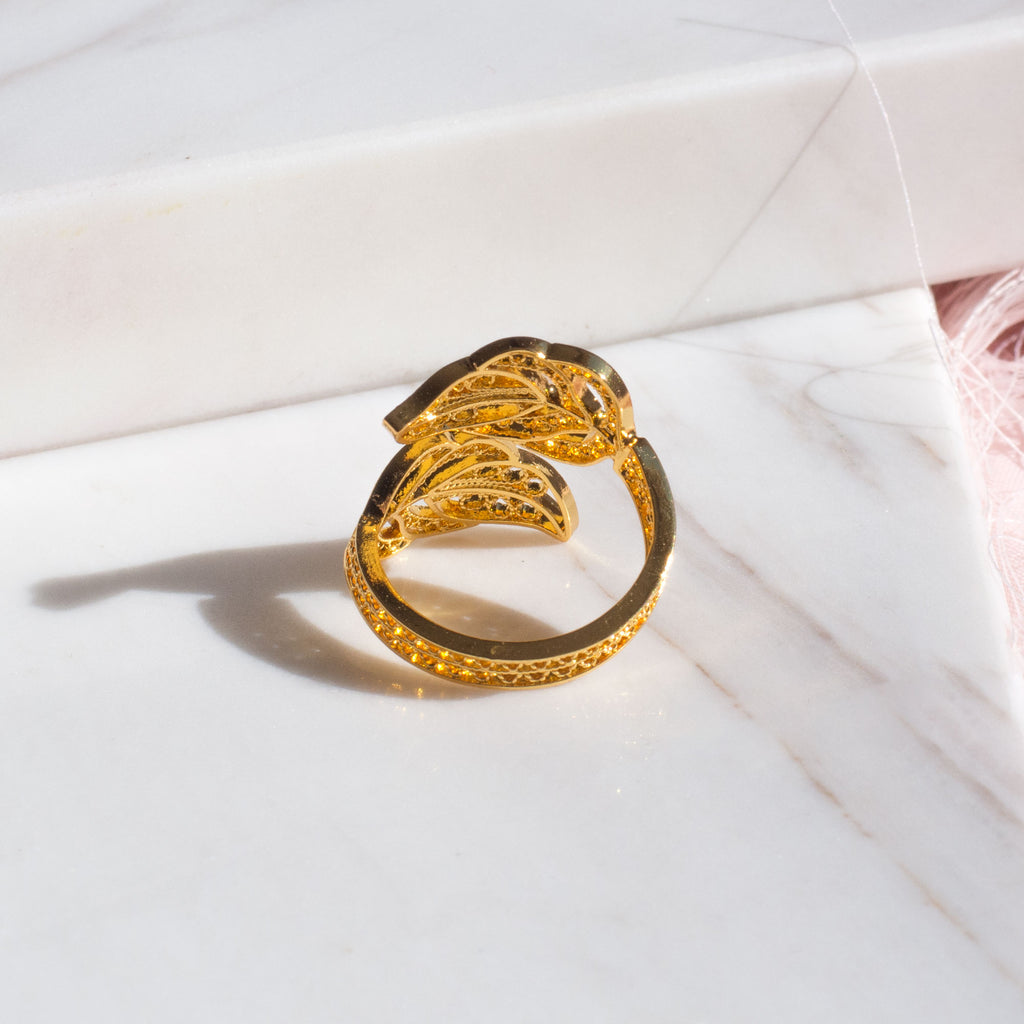 Anillo en filigrana momposina sencillo abierto elaborado en plata 9.80 con chapado en oro de 24 kilates y protección en laca cataforética.  Perfecto para regalar y sorprender a tu persona especial.