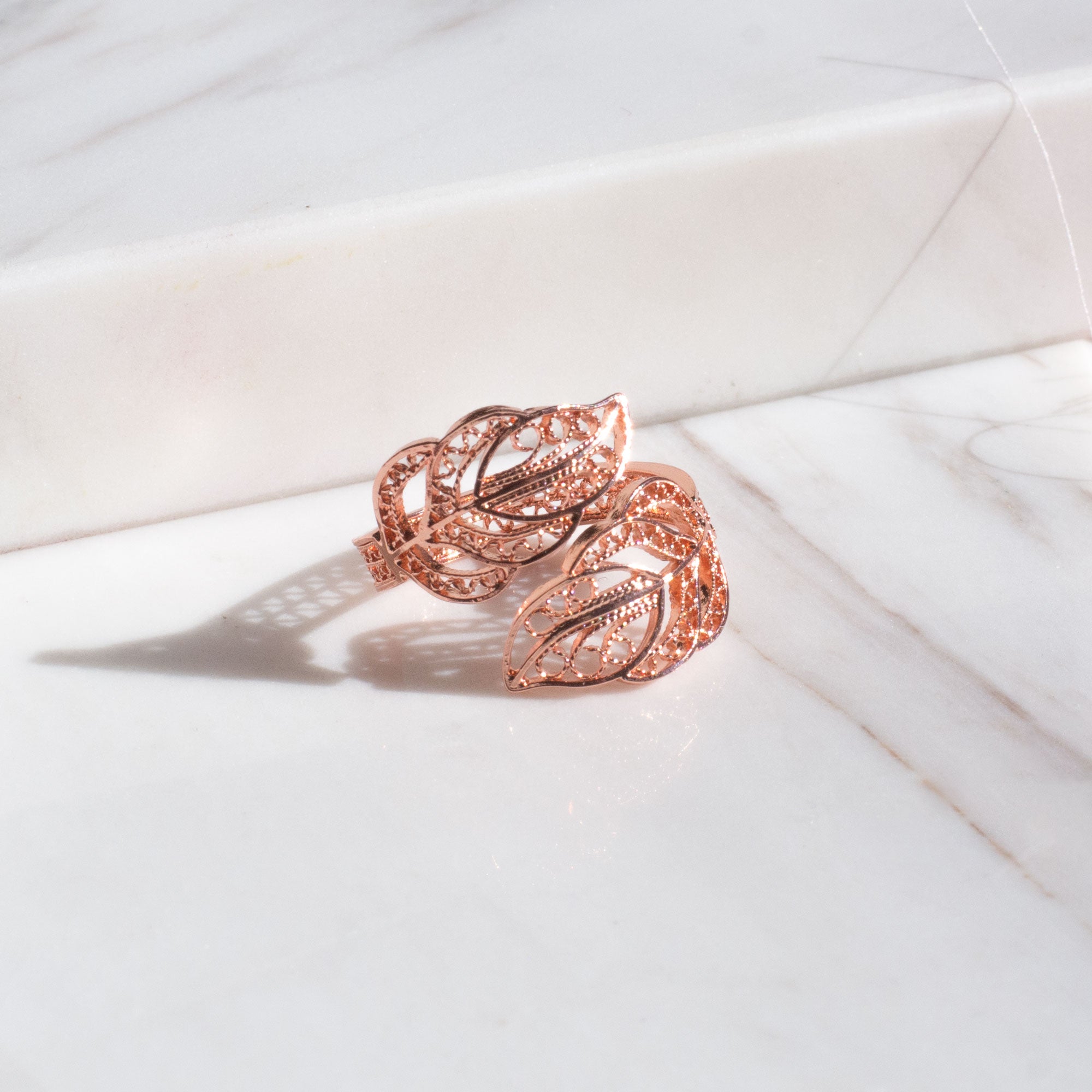 Anillo en filigrana momposina sencillo abierto elaborado en plata 9.80 con chapado en oro de 24 kilates y protección en laca cataforética.  Perfecto para regalar y sorprender a tu persona especial.