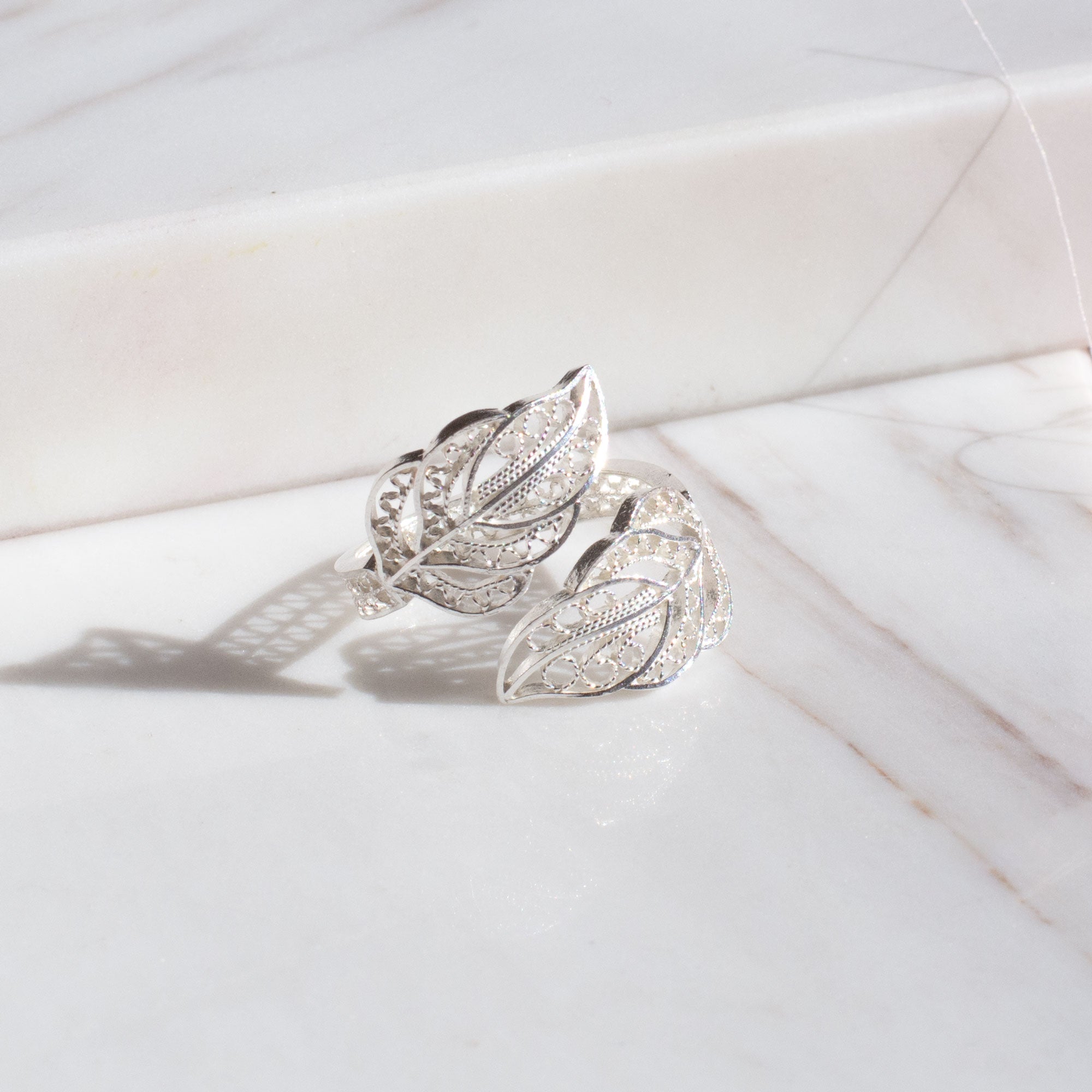 Anillo en filigrana momposina sencillo abierto elaborado en plata 9.80 con chapado en oro de 24 kilates y protección en laca cataforética.  Perfecto para regalar y sorprender a tu persona especial.