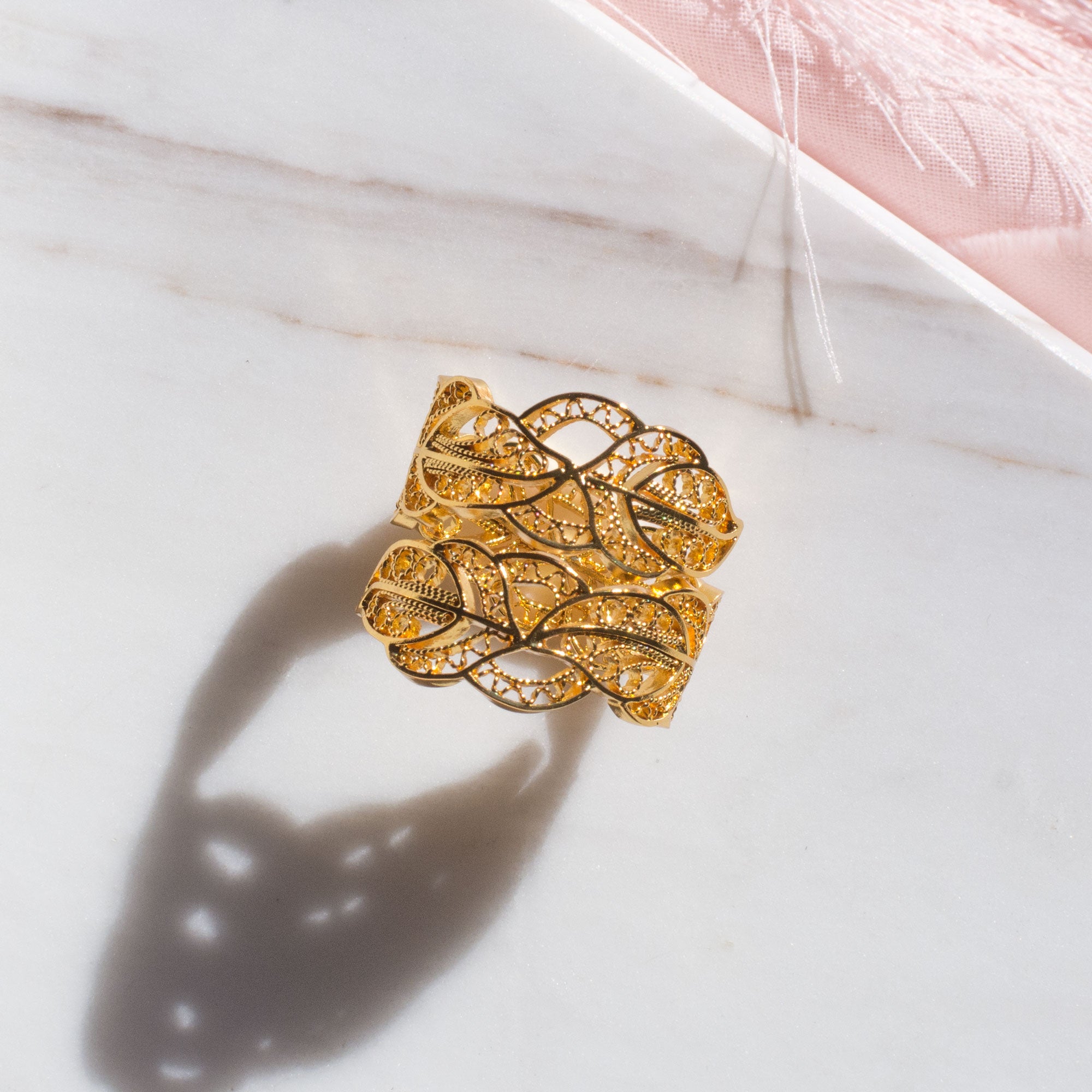 Anillo en filigrana momposina con forma de hojas abierto elaborado en plata 9.80 con chapado en oro de 24 kilates y protección en laca cataforética. Parte de la colección ELYSIA, inspirada en las coronas de laurel y las trenzas que adornaban a las antiguas griegas.  Joyas en plata hechas a mano por Artesanos Colombianos, Joya en filigrana momposina.