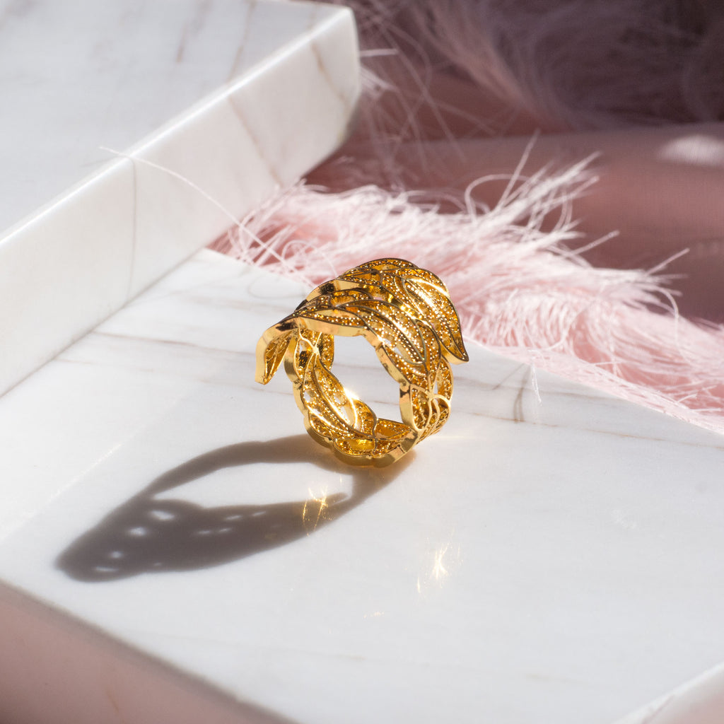 Anillo en filigrana momposina con forma de hojas abierto elaborado en plata 9.80 con chapado en oro de 24 kilates y protección en laca cataforética. Parte de la colección ELYSIA, inspirada en las coronas de laurel y las trenzas que adornaban a las antiguas griegas.  Joyas en plata hechas a mano por Artesanos Colombianos, Joya en filigrana momposina.