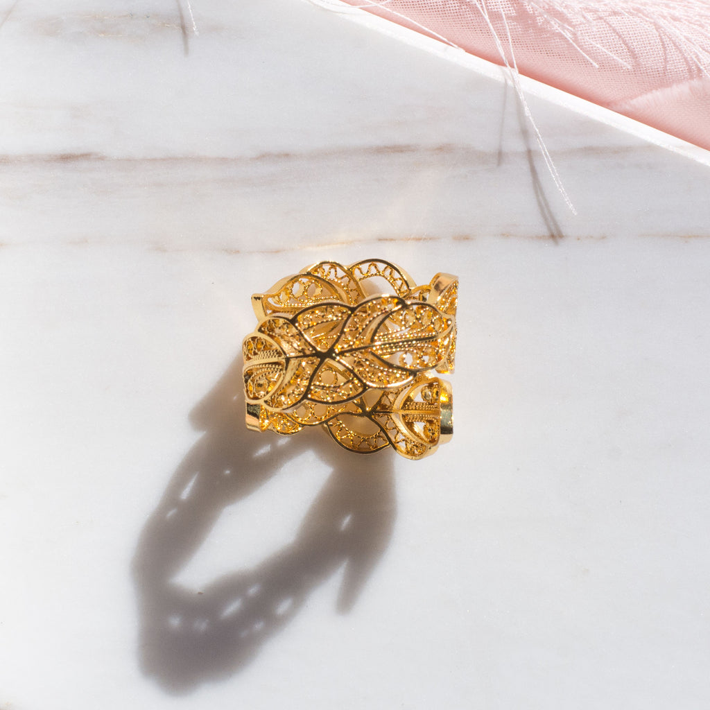 Anillo en filigrana momposina con forma de hojas abierto elaborado en plata 9.80 con chapado en oro de 24 kilates y protección en laca cataforética. Parte de la colección ELYSIA, inspirada en las coronas de laurel y las trenzas que adornaban a las antiguas griegas.  Joyas en plata hechas a mano por Artesanos Colombianos, Joya en filigrana momposina.