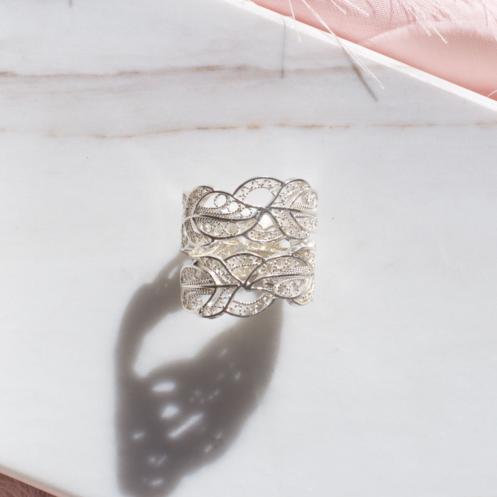 Anillo en filigrana momposina con forma de hojas abierto elaborado en plata 9.80 con chapado en oro de 24 kilates y protección en laca cataforética. Parte de la colección ELYSIA, inspirada en las coronas de laurel y las trenzas que adornaban a las antiguas griegas.  Joyas en plata hechas a mano por Artesanos Colombianos, Joya en filigrana momposina.