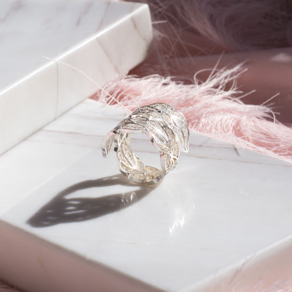 Anillo en filigrana momposina con forma de hojas abierto elaborado en plata 9.80 con chapado en oro de 24 kilates y protección en laca cataforética. Parte de la colección ELYSIA, inspirada en las coronas de laurel y las trenzas que adornaban a las antiguas griegas.  Joyas en plata hechas a mano por Artesanos Colombianos, Joya en filigrana momposina.