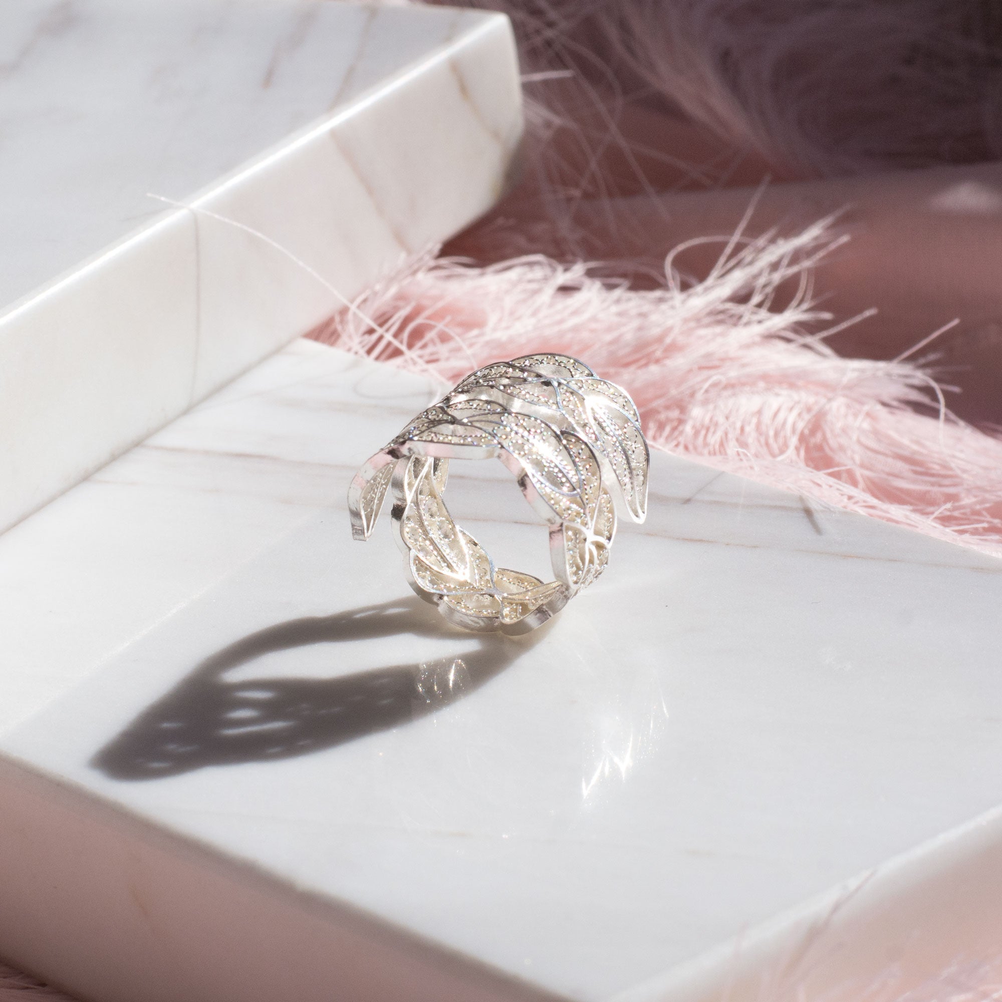 Anillo en filigrana momposina con forma de hojas abierto elaborado en plata 9.80 con chapado en oro de 24 kilates y protección en laca cataforética. Parte de la colección ELYSIA, inspirada en las coronas de laurel y las trenzas que adornaban a las antiguas griegas.  Joyas en plata hechas a mano por Artesanos Colombianos, Joya en filigrana momposina.